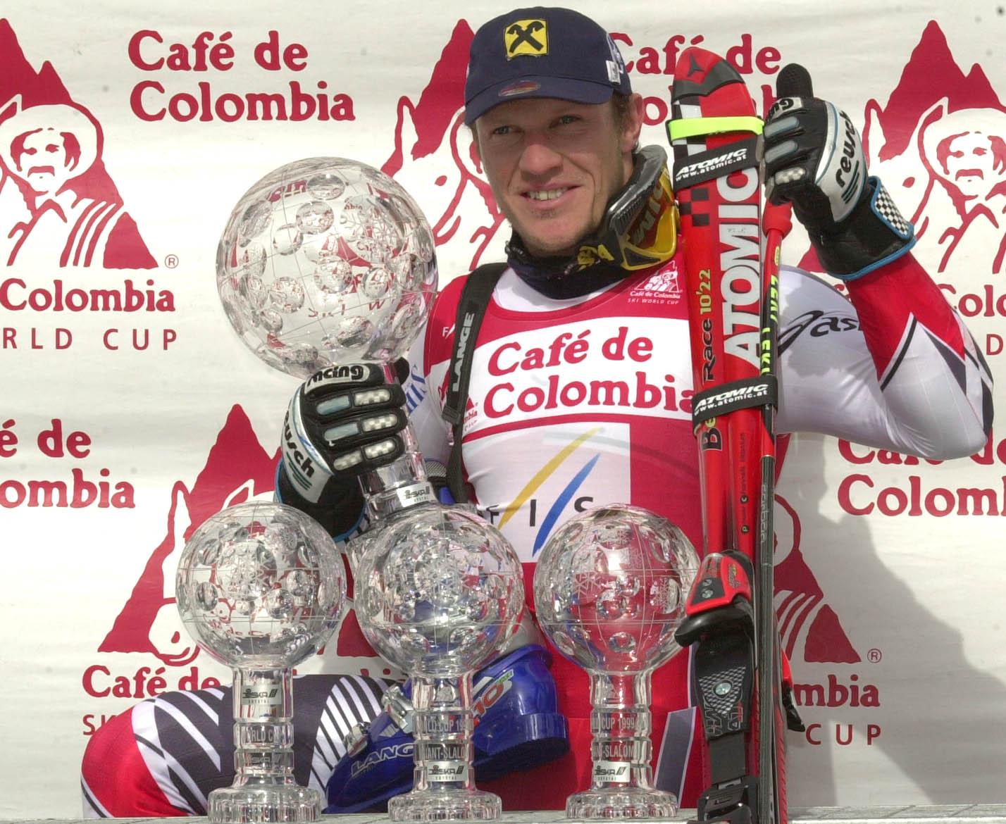 Hermann Maier präsentiert stolz seine Gesamtweltcupkugel und die kleinen Kristallkugeln.