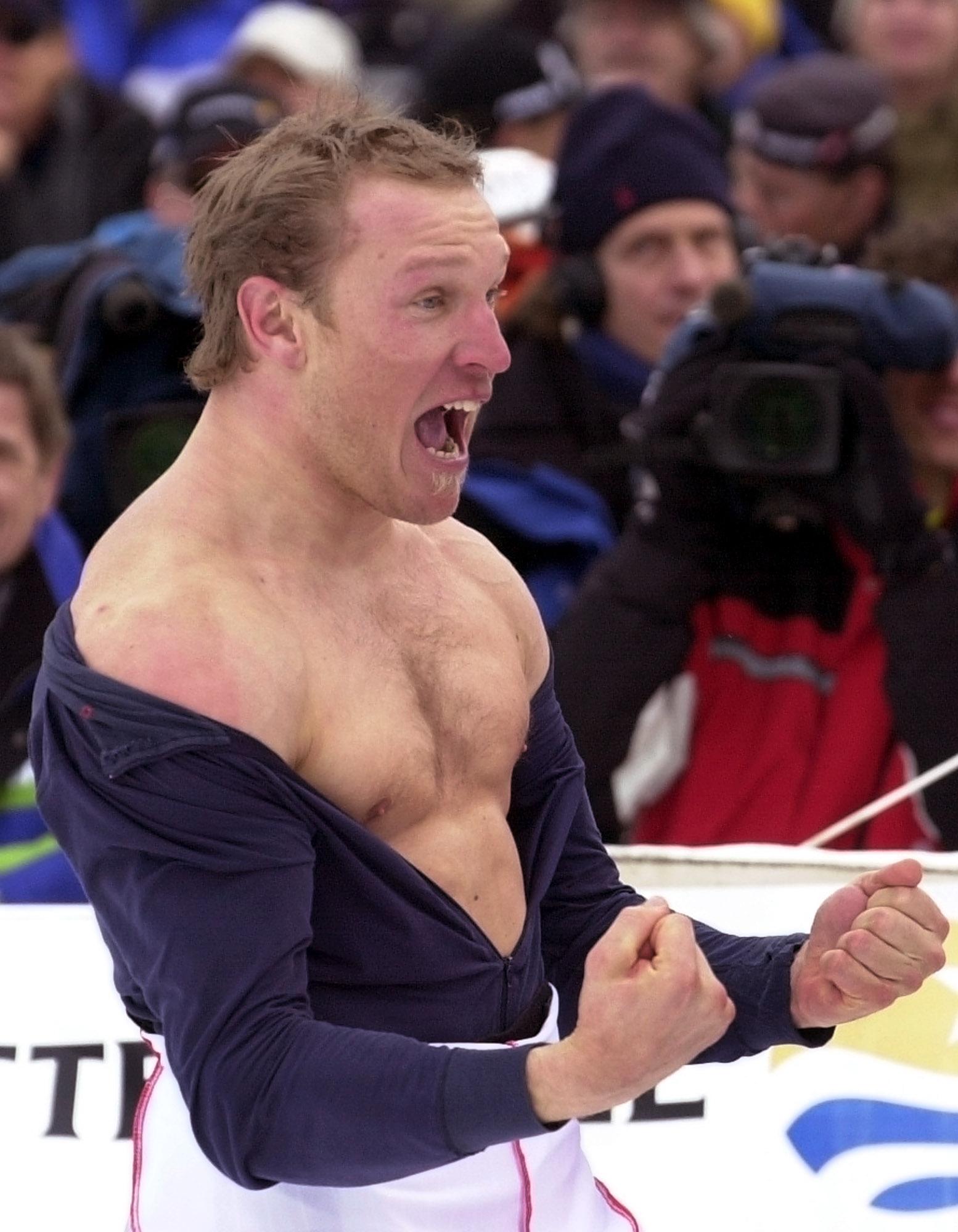 Hermann Maier jubelt mit offenem Shirt im Zielraum