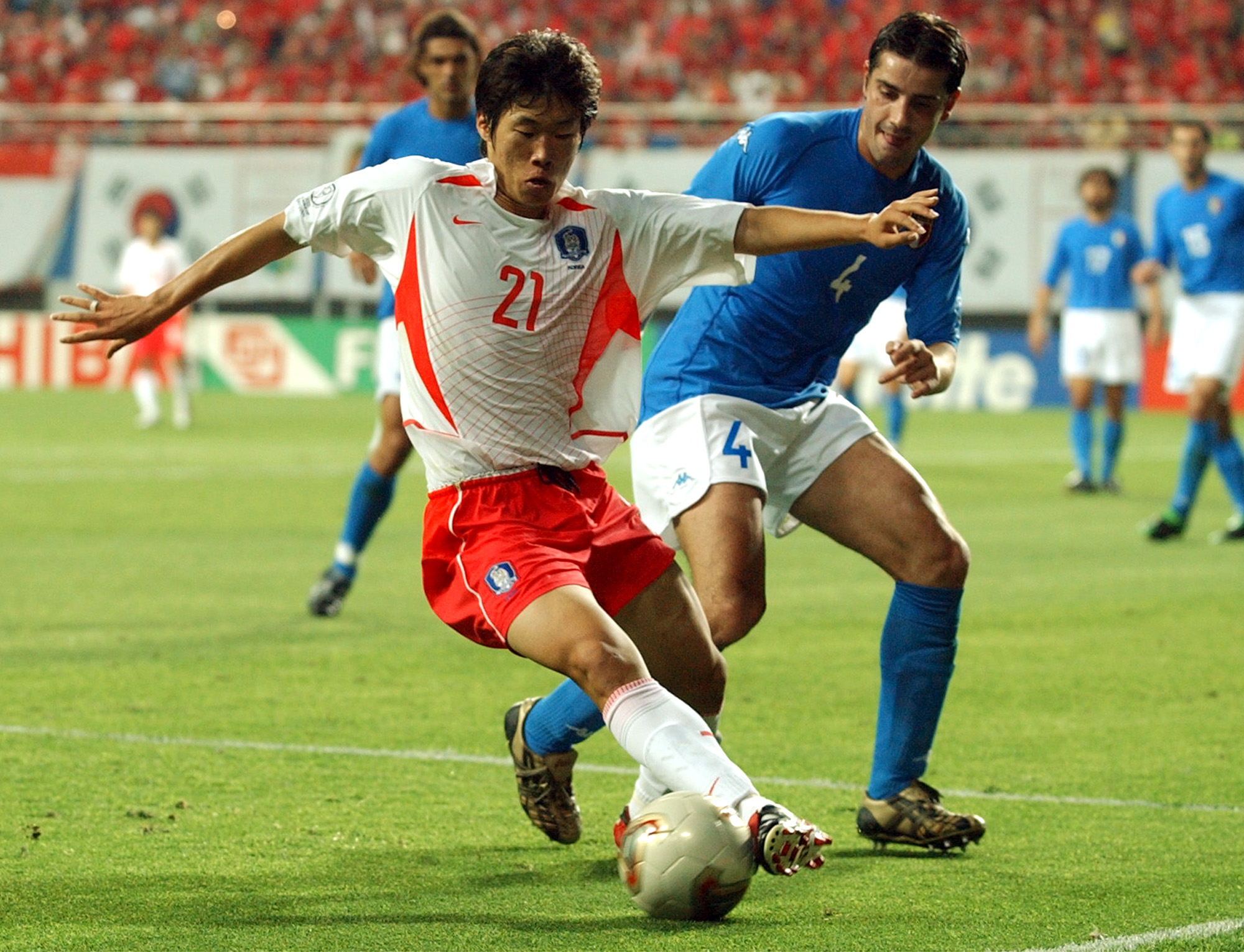 Südkoreas Park Ji-Sung im Zweikampf von Italiens Francesco Coco im WM-Achtelfinale 2002