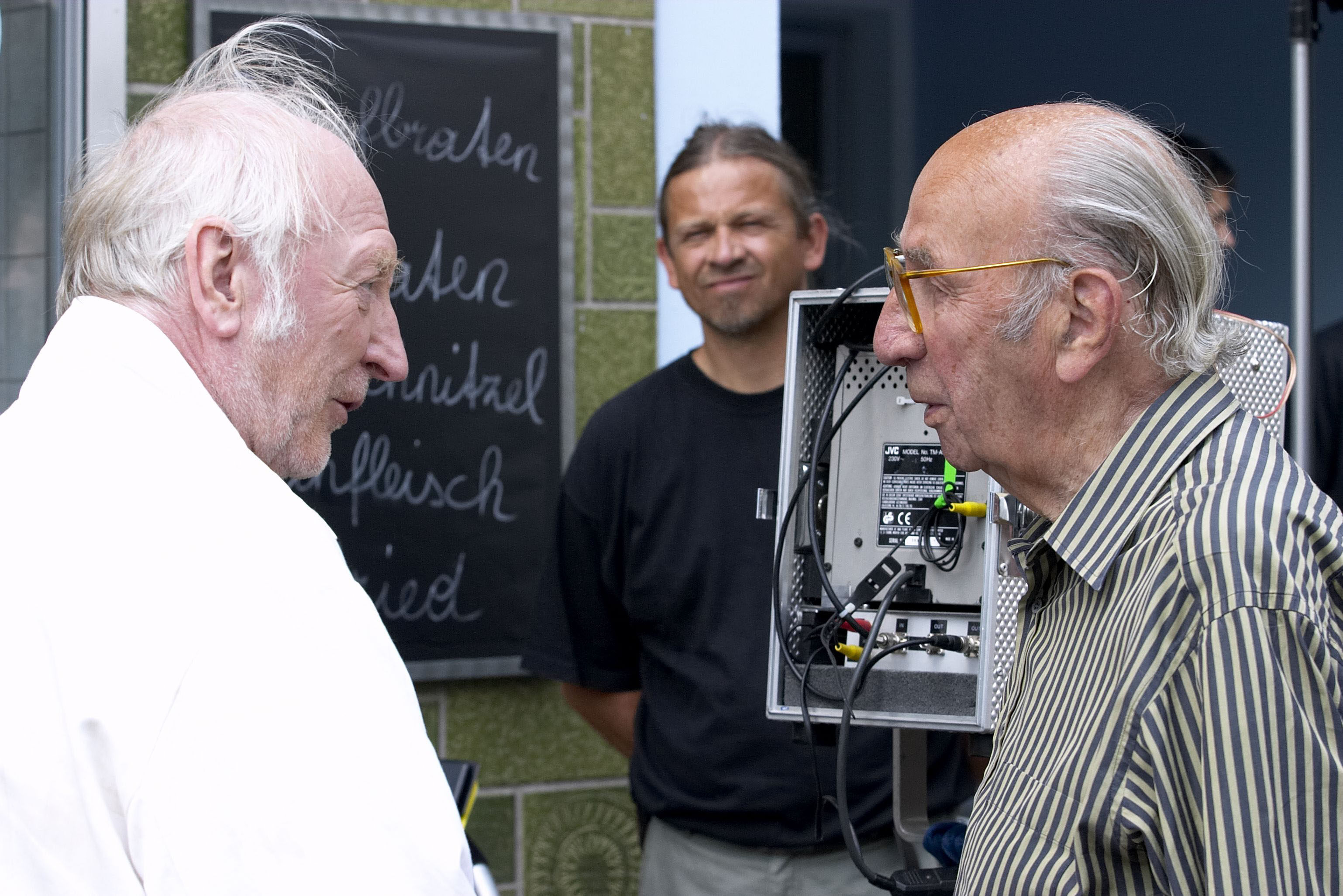 Karl Merkatz, der am Set des Spielfilms &quot;Der Bockerer&quot; mit Regisseur Franz Antel spricht