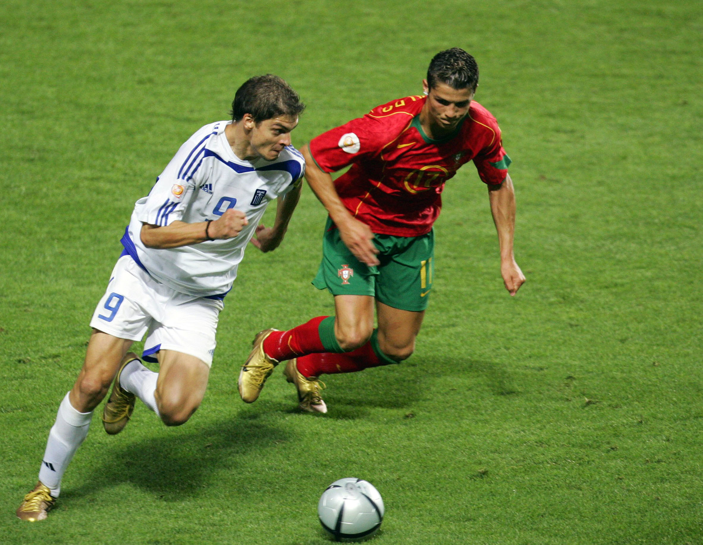 Griechenlands Stürmer Angelos Charisteas gewinnt im EM-Finale 2004 einen Zweikampf gegen Portugals Cristiano Ronaldo