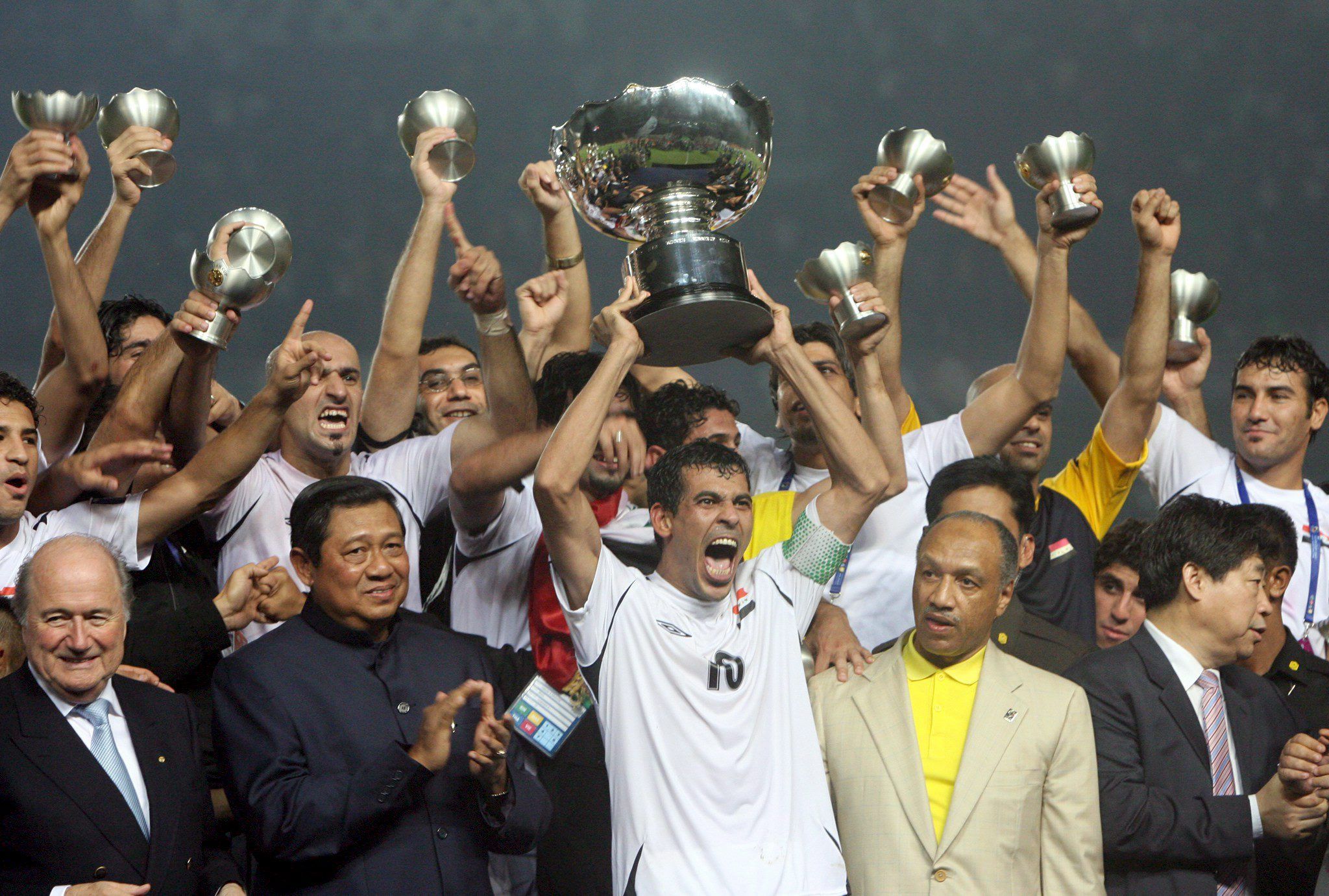 Iraks Kapitän Yunus Mahmoud mit dem Cup: Der Irak ist sensationell Asienmeister 2007