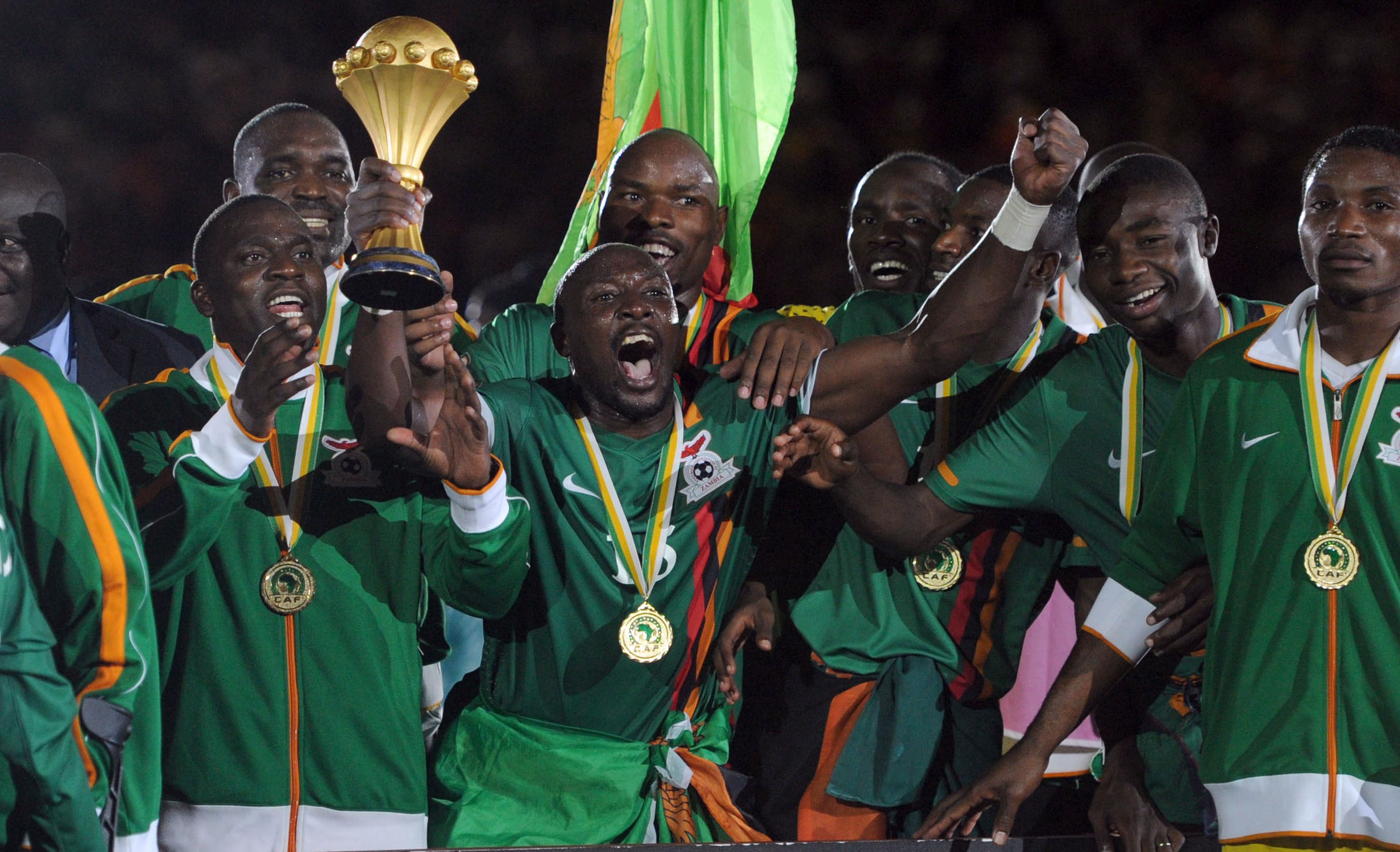 Die Spieler von Sambia mit dem Pokal nach dem Titelgewinn beim Afrikacup 2012