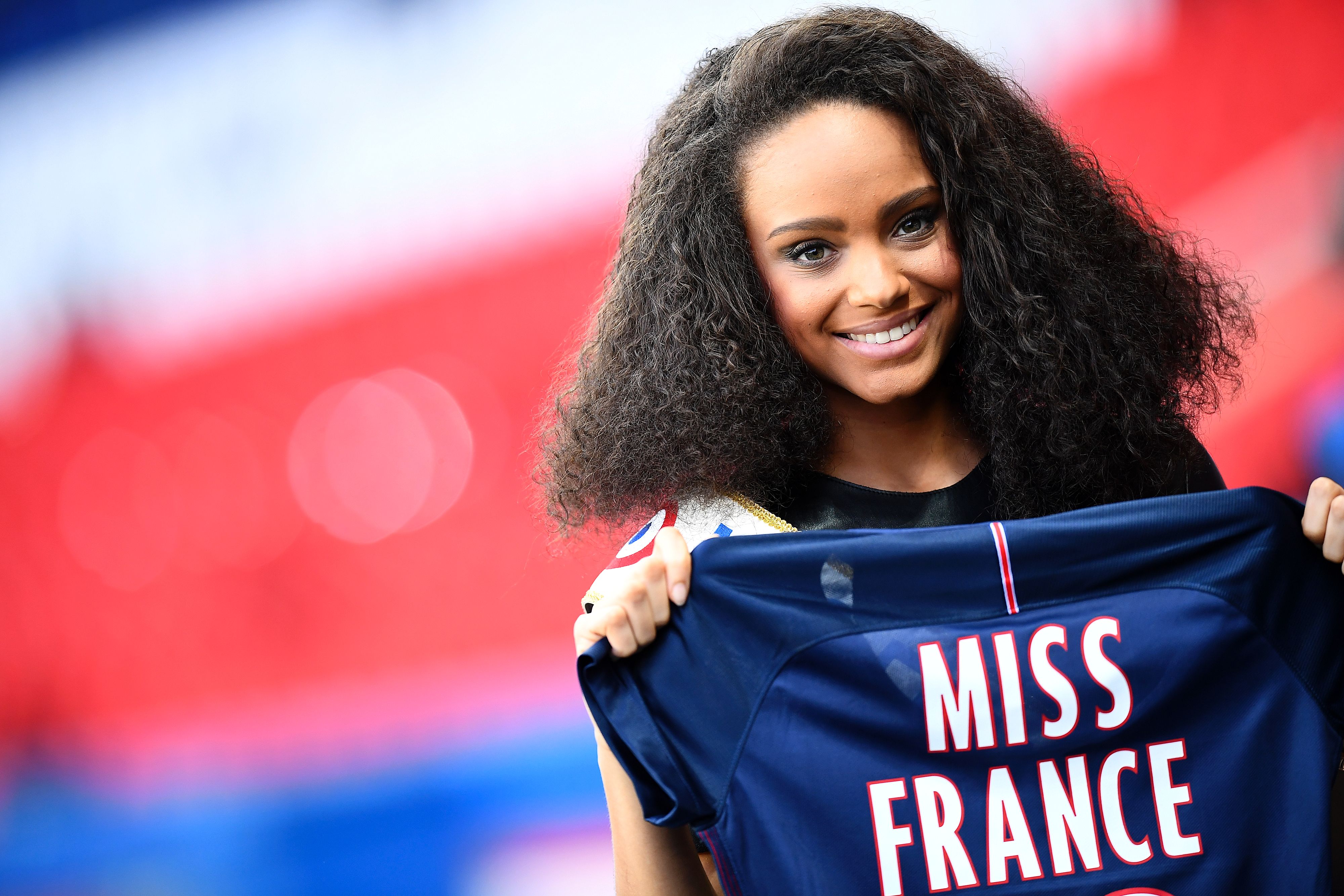 Ex-Freundin von Mbappe hält Trikot in die Kamera.