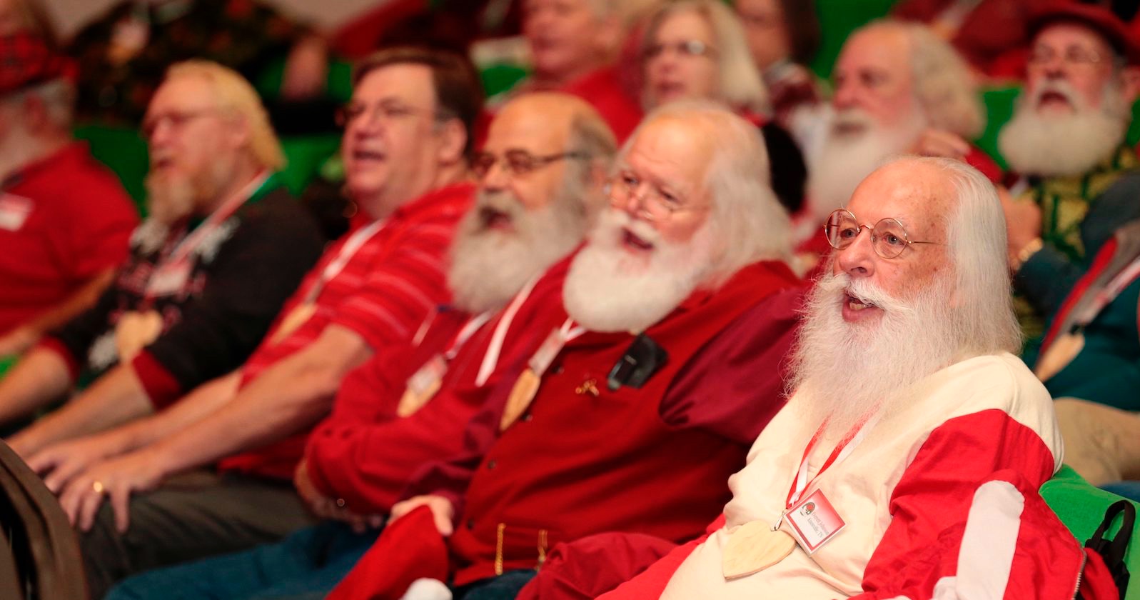 Santa Claus-Seminar: Viele Männer mit weißem Bart. | Credit: JEFF KOWALSKY / AFP / picturedesk.com