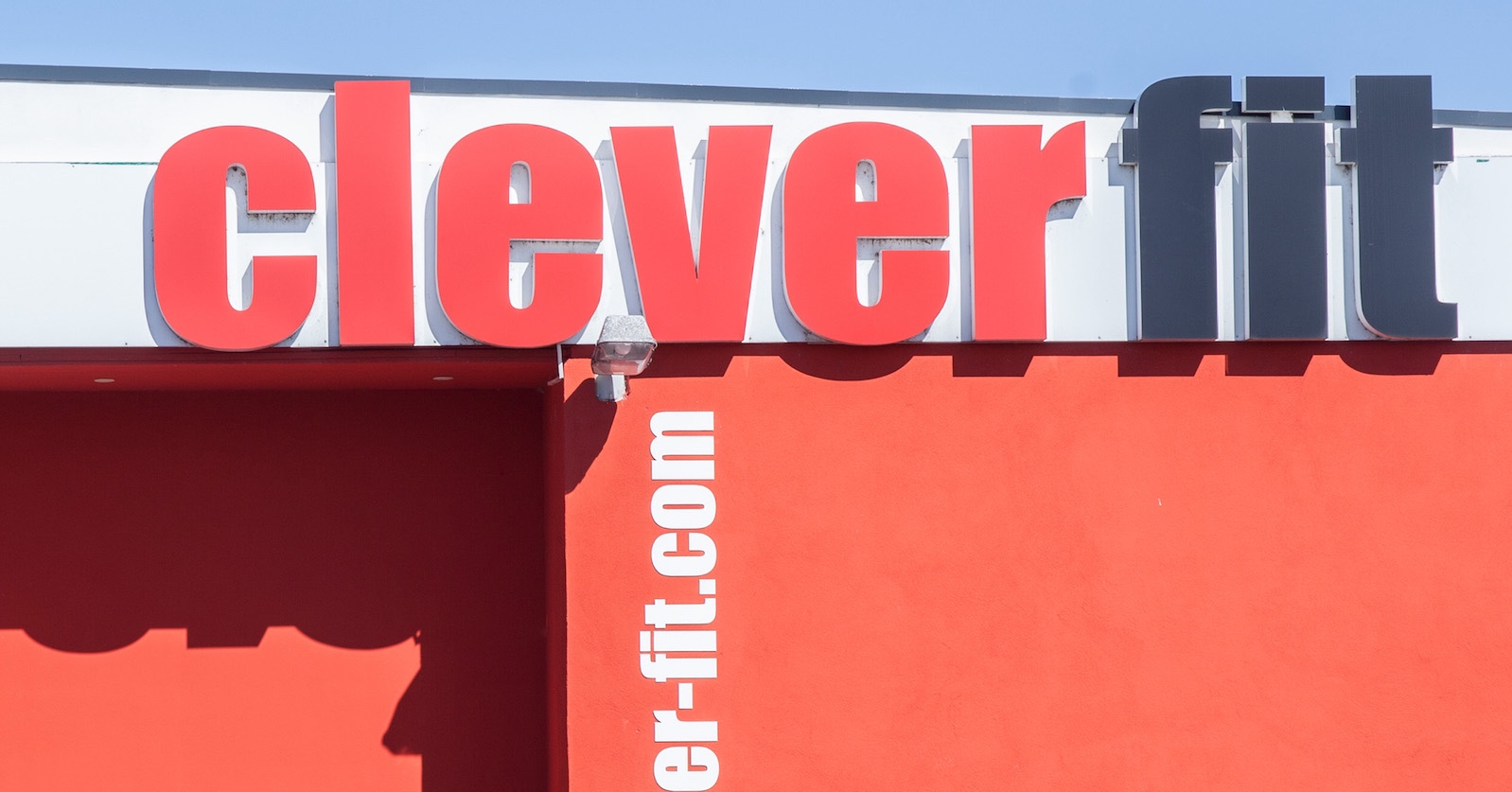 Außenansicht eines &quot;clever fit&quot;-Fitnessstudio | Credit: Fotostand / dpa Picture Alliance / picturedesk.com