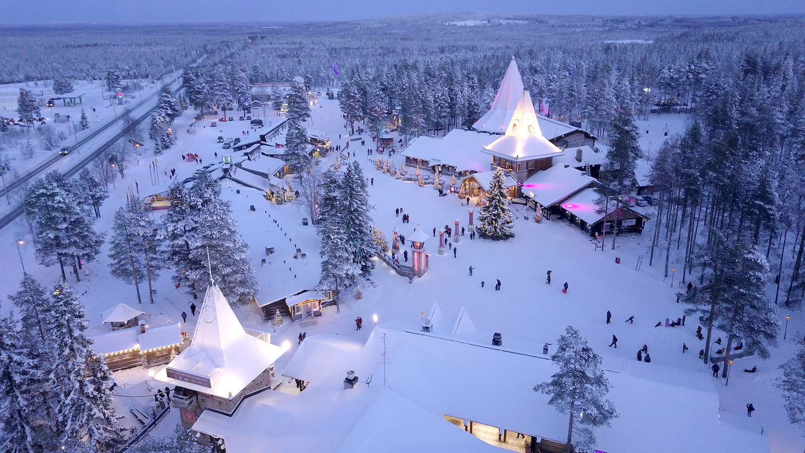Santa Claus Village von oben | Credit: ATTILA CSER / REUTERS / picturedesk.com