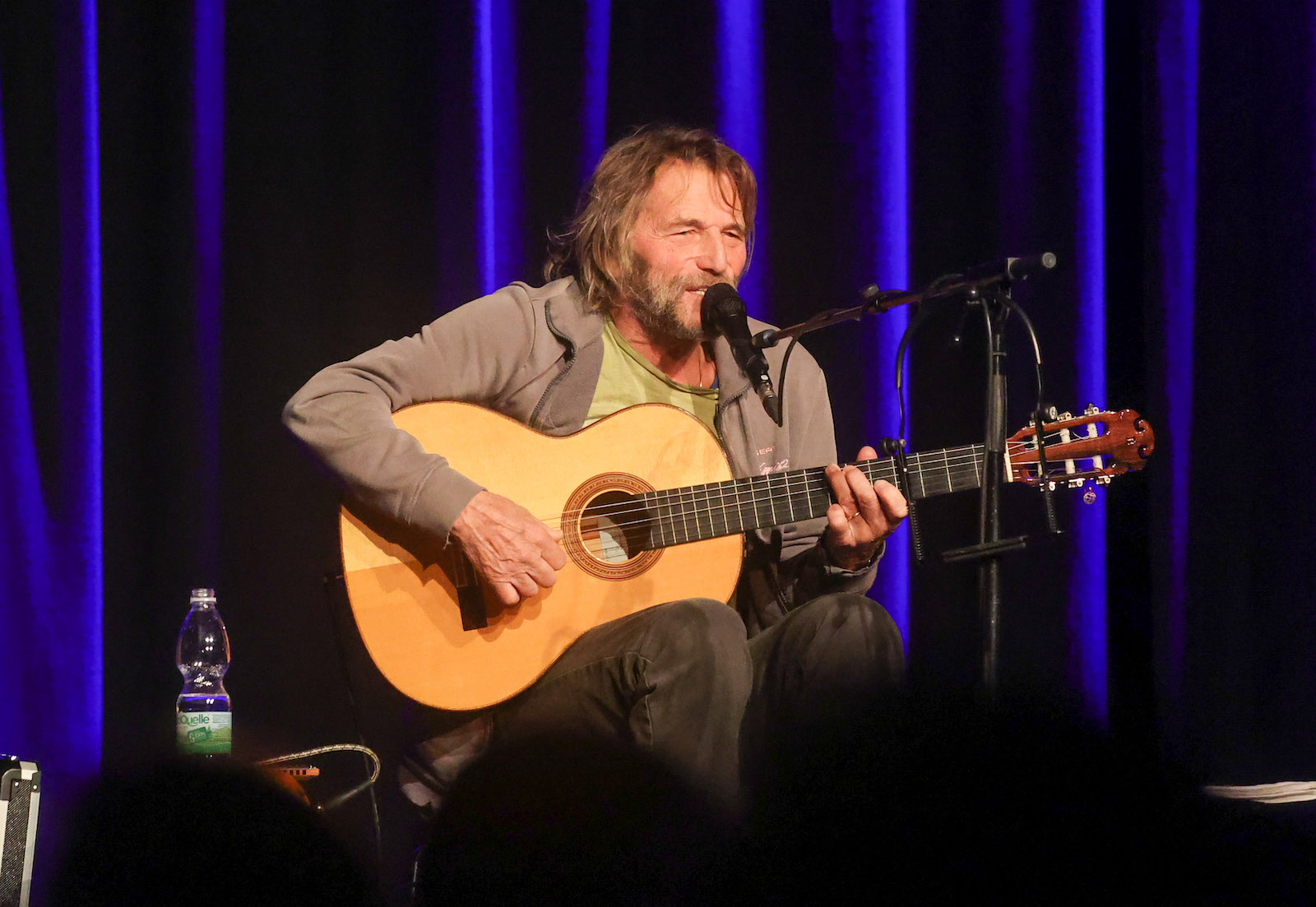 Hans Söllner mit Gitarre auf der Bühne. | Credit: Daniel Scharinger / picturedesk.com