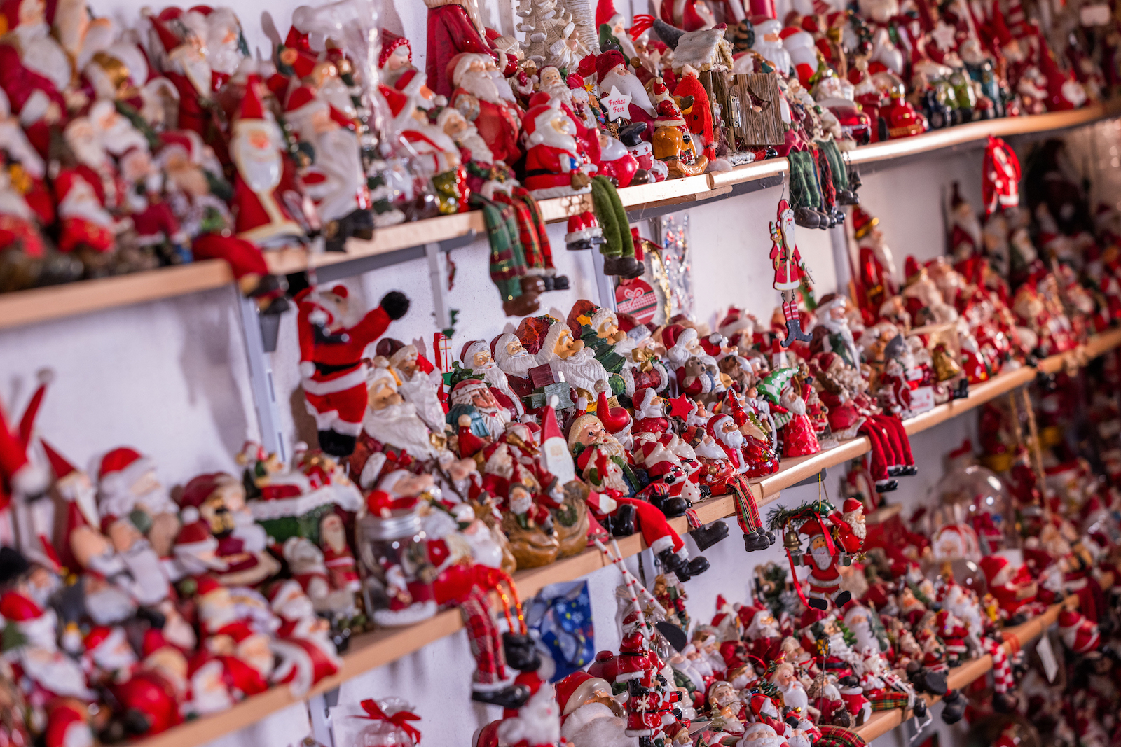 Viele verschiedene Santa Claus-Figuren. | Credit: Jens Büttner / dpa / picturedesk.com