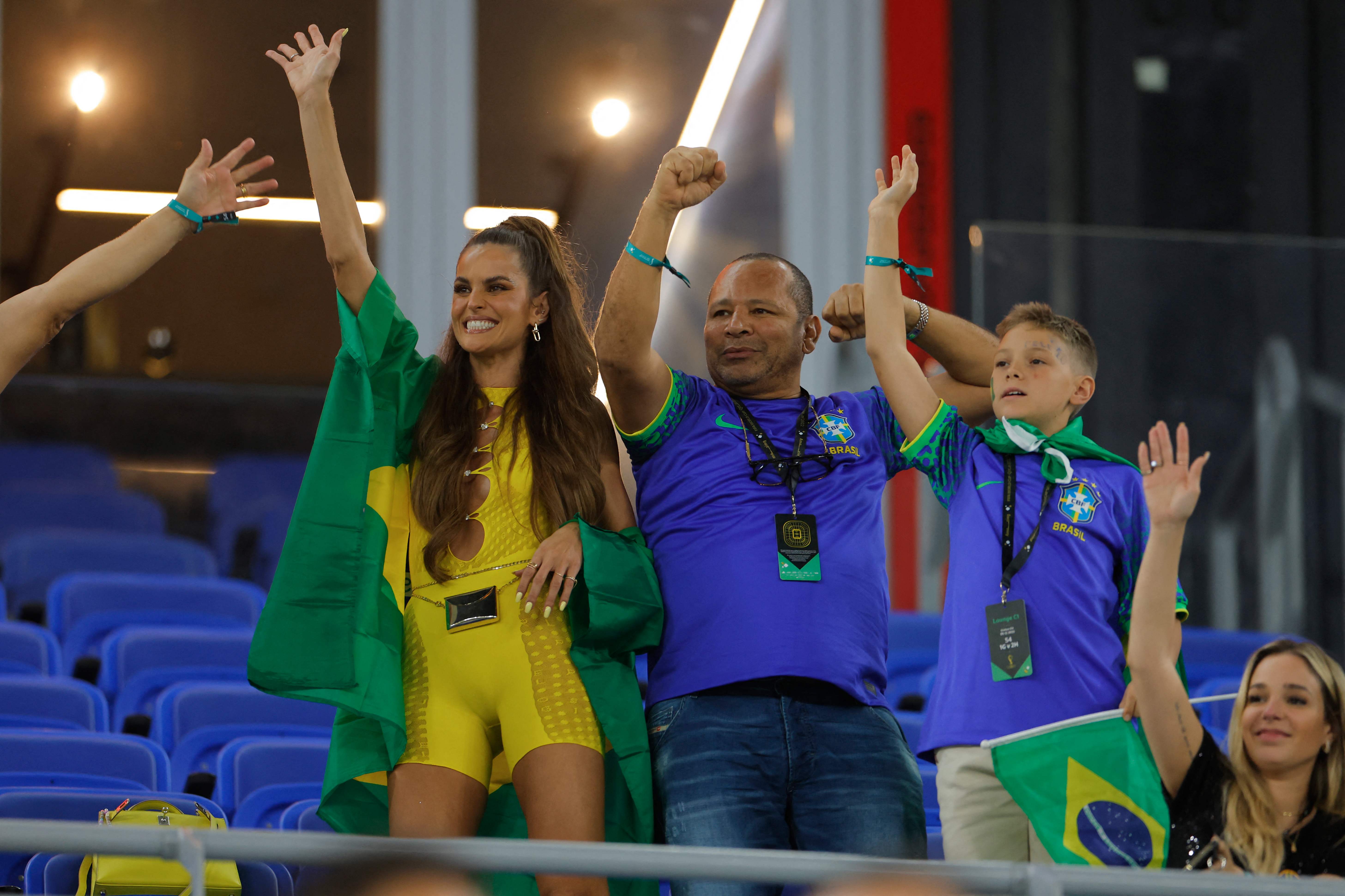 Izabel Goulart jubelt zusammen mit dem Vater von Neymar und einem Jungen auf der Tribüne in Katar.