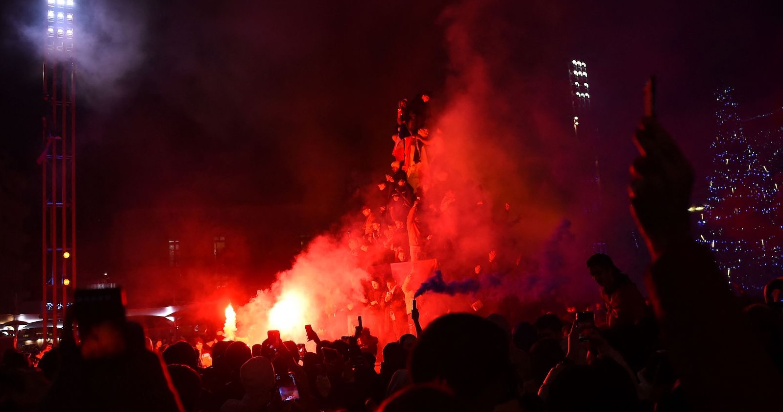 Feuer auf der Straße, viele Menschen | Credit: SYLVAIN THOMAS / AFP / picturedesk.com