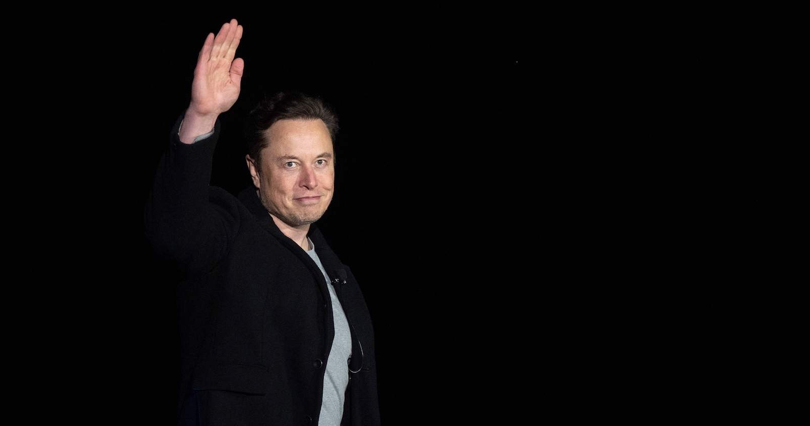 Elon Musk winkt Zusehern zu
