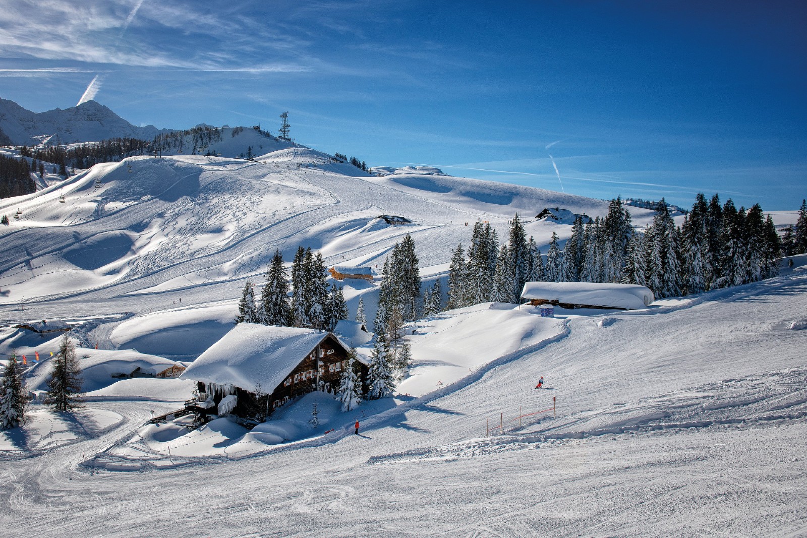 Skipiste mit SKifahrern | Credit: Almenwelt Lofer