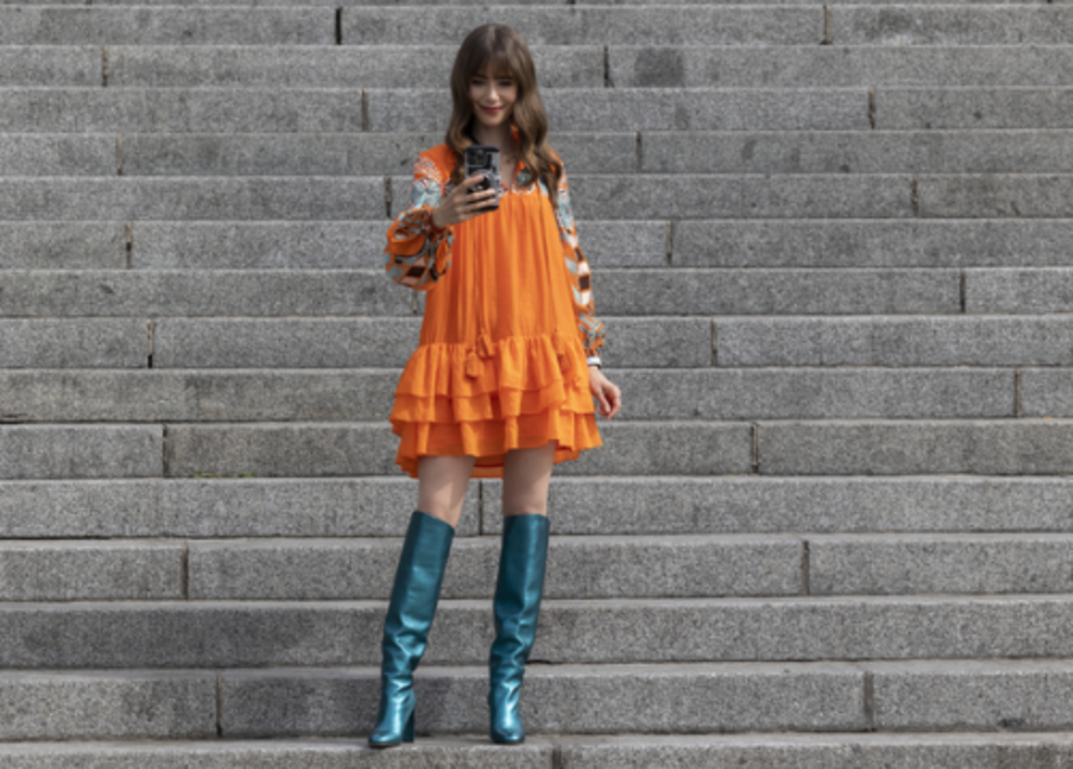 Emily im orangen Kleid