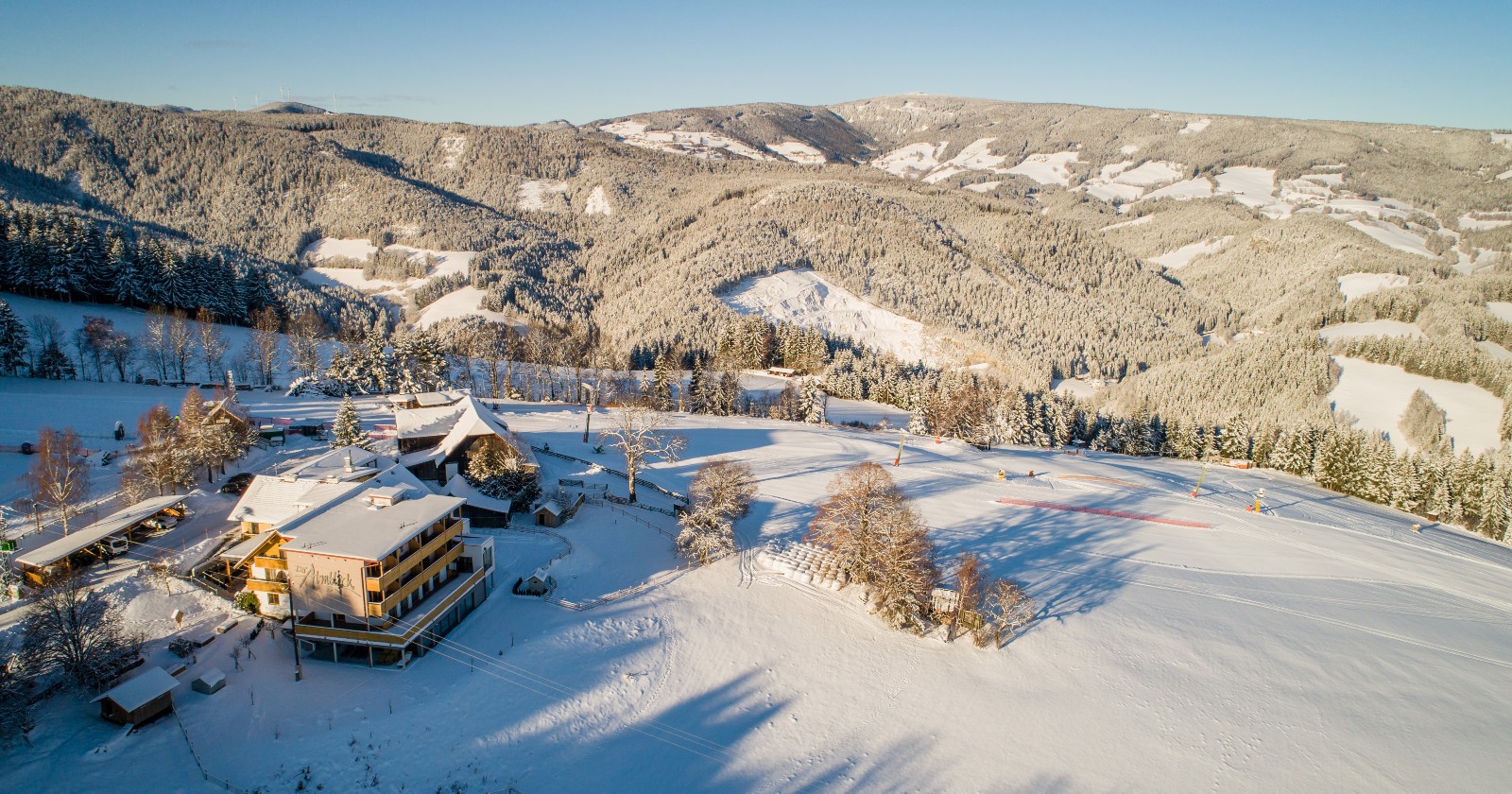 Hotels in verschneiter Umgebung des Jogllandes | Credit: Lechner KG/ Karl Schrotter