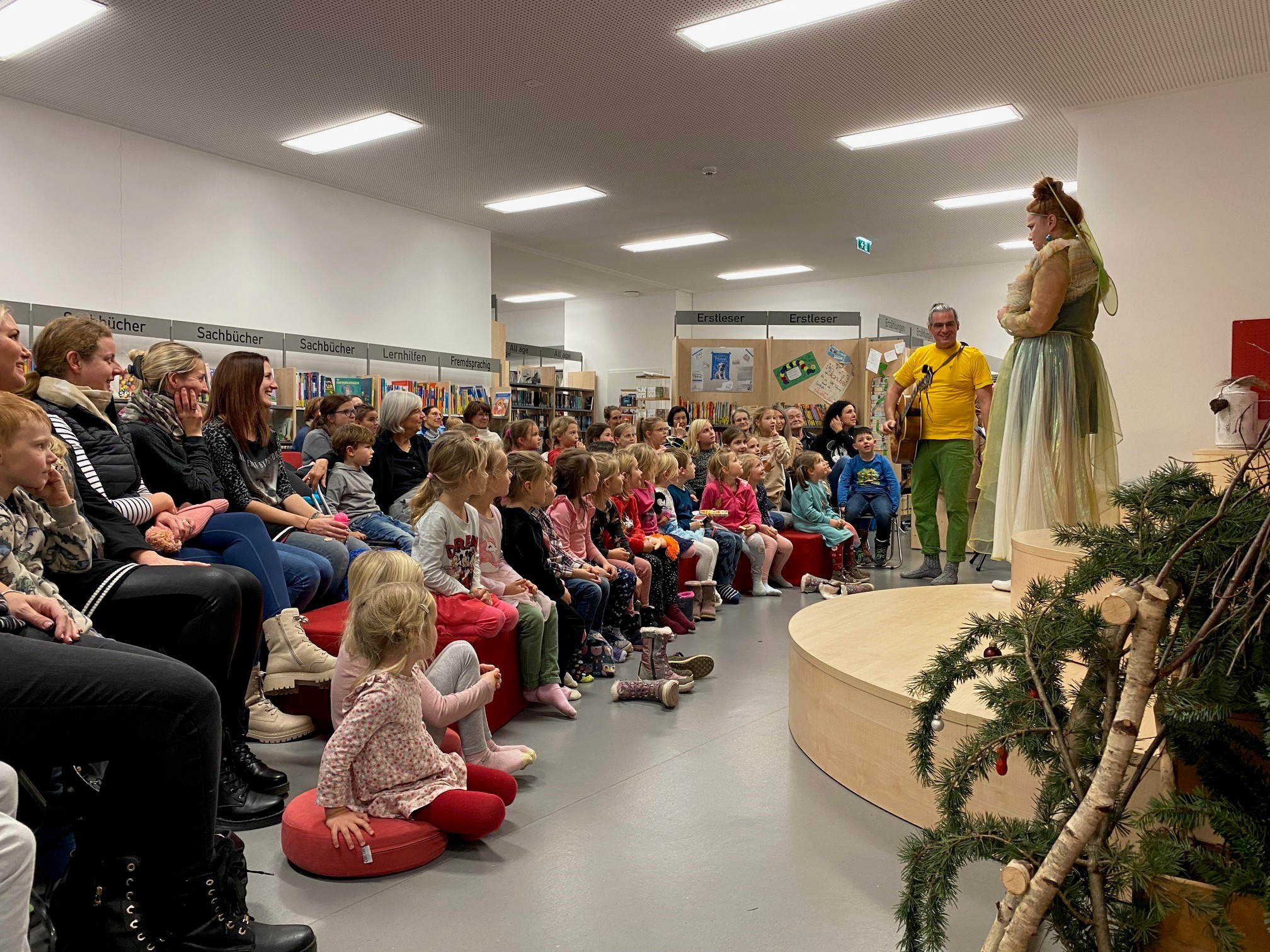 Auftretende und Kinder in der Stadtbücherei Spittal