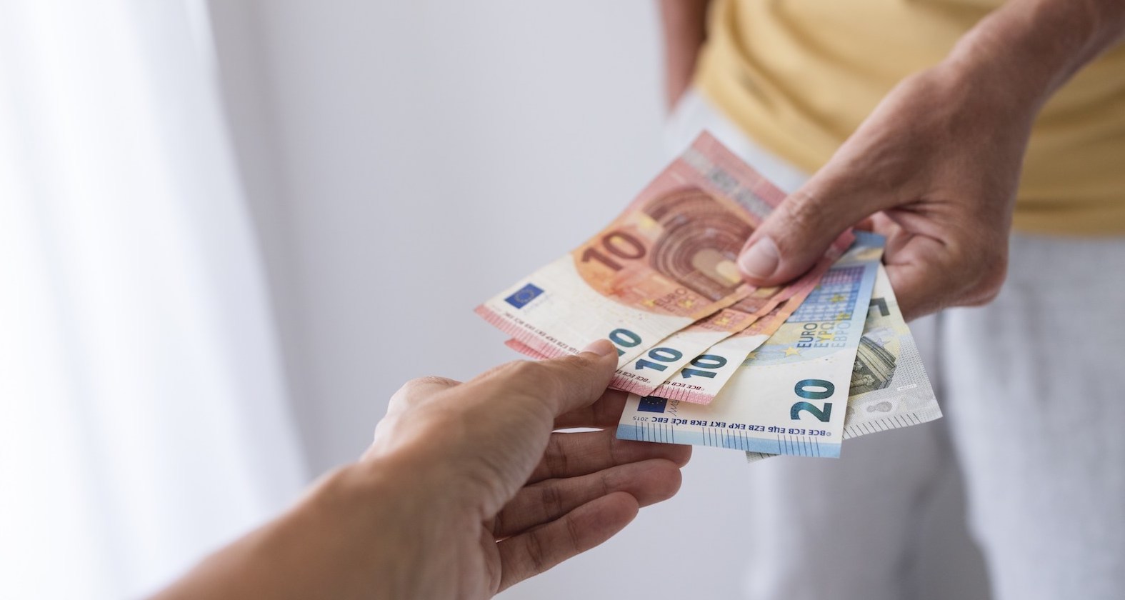 Geldscheine wechseln den Besitzer, Großaufnahme auf Hände