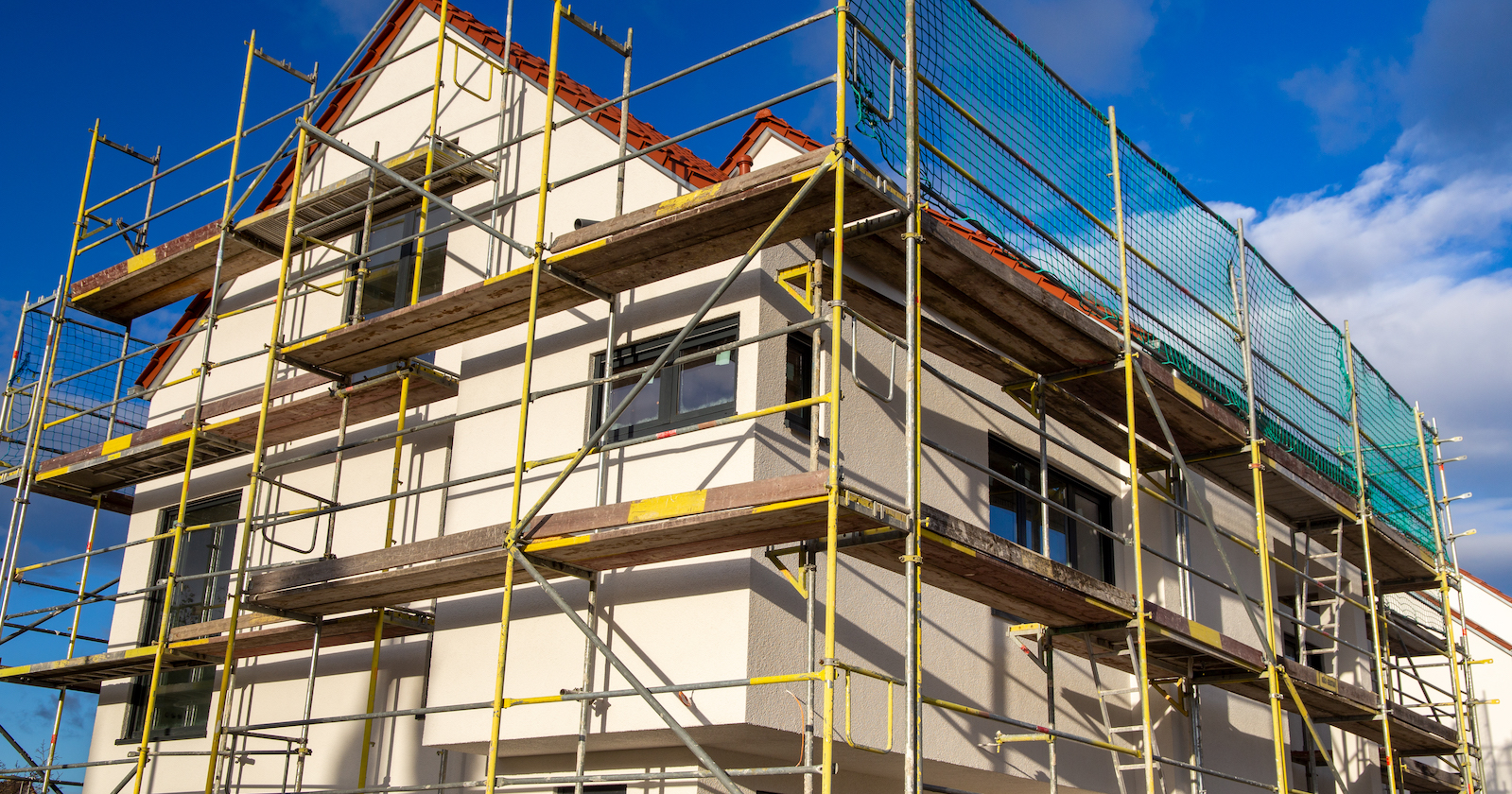 Ansicht von Haus mit Gerüst