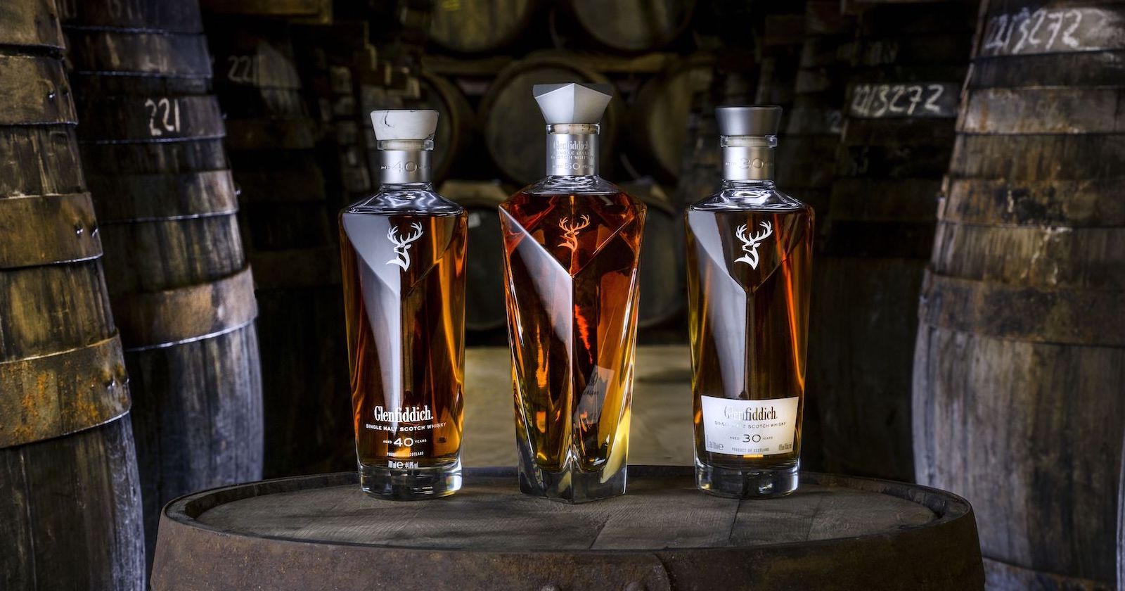 Drei Flaschen Whisky auf einem Holzfass | Credit: Top Spirit