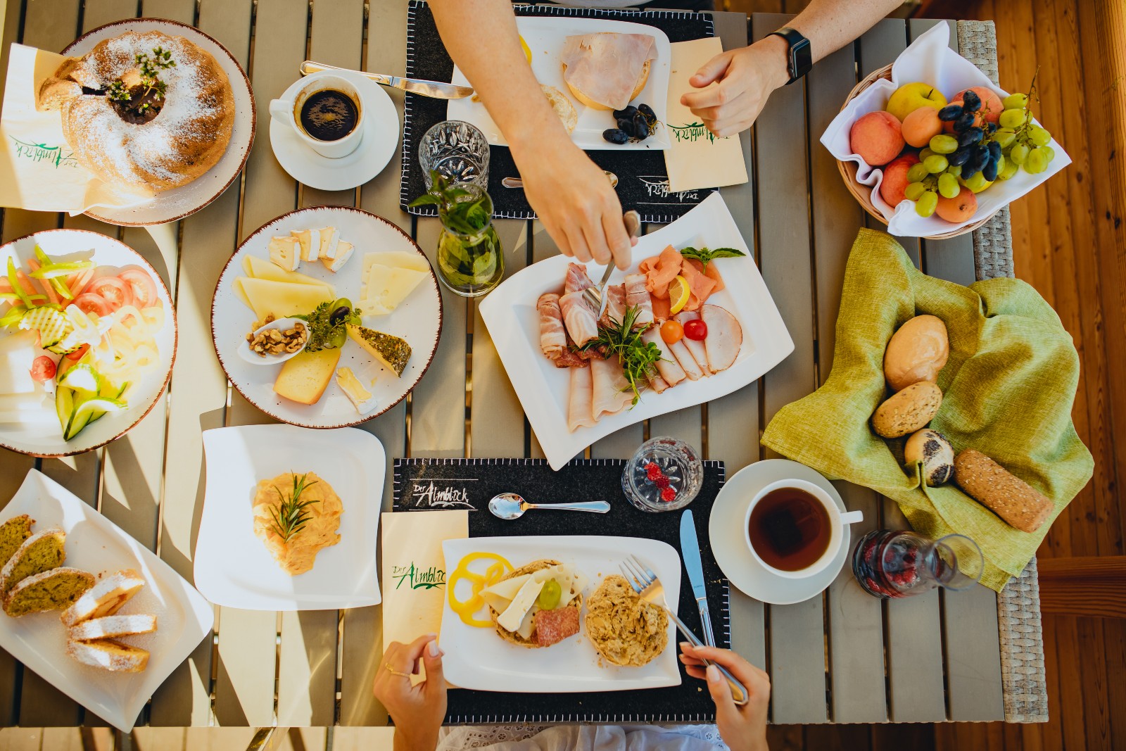 Viele Gerichte stehen auf einem Tisch | Credit: Lechner KG/ Karl Schrotter
