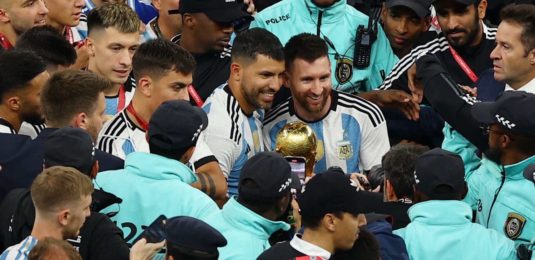Messi und Agüero halten dem Pokal zusammen inmitten einer Menschenmenge