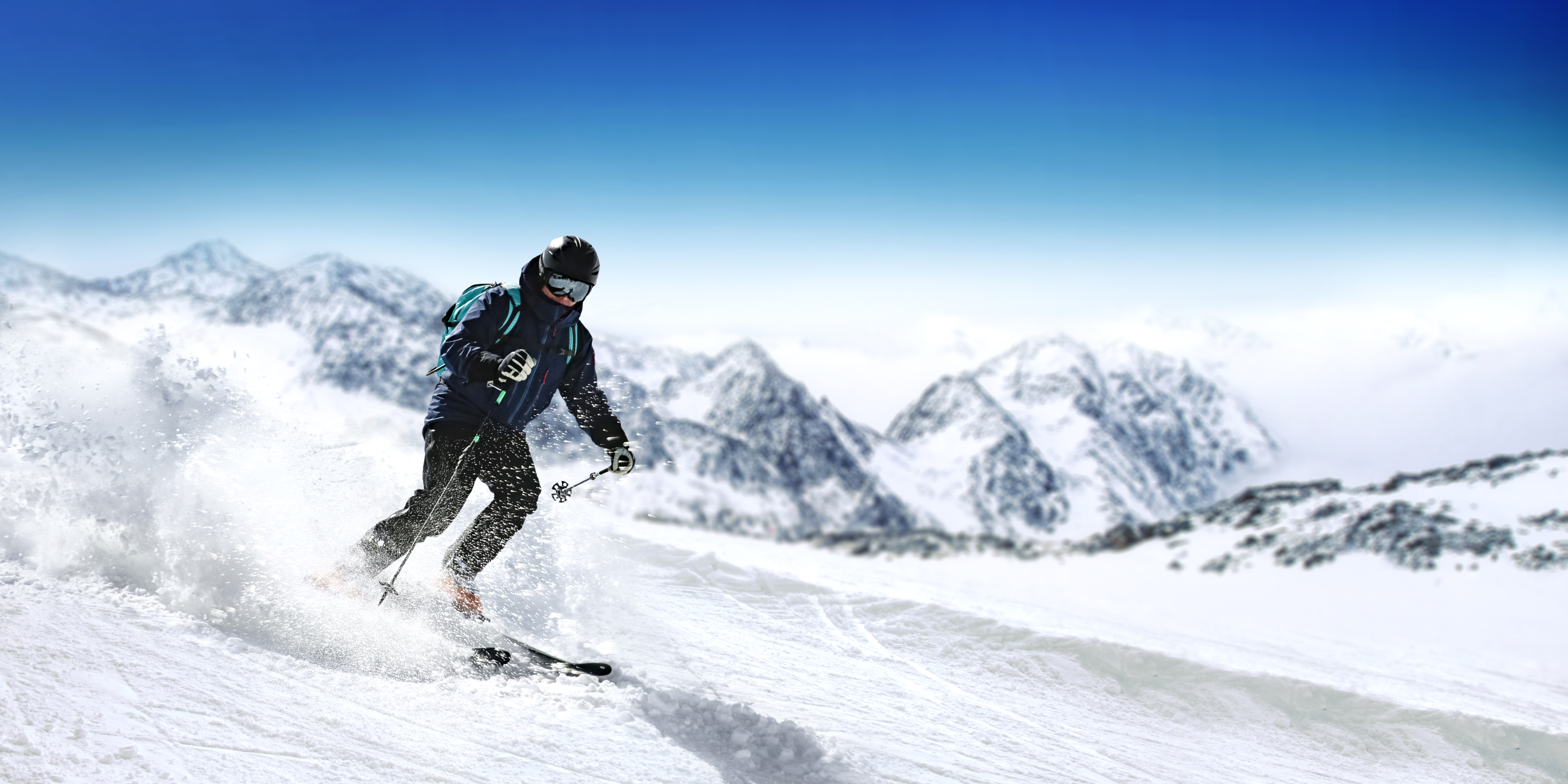 Schwarz gekleideter Skifahrer auf der Piste. | Credit: Shutterstock