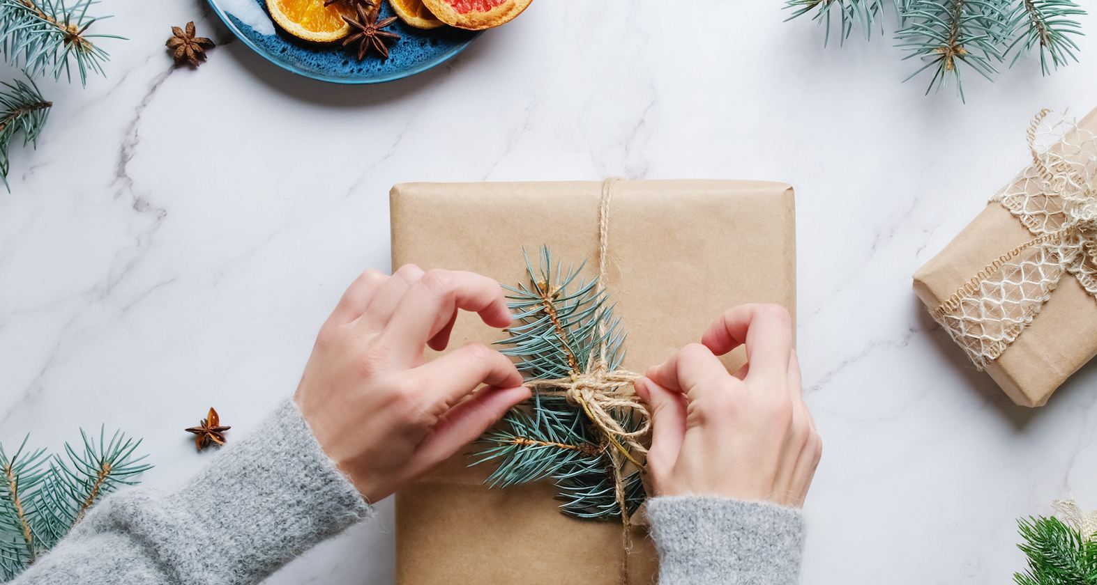 Weibliche Hände und Päckchen, Draufsicht