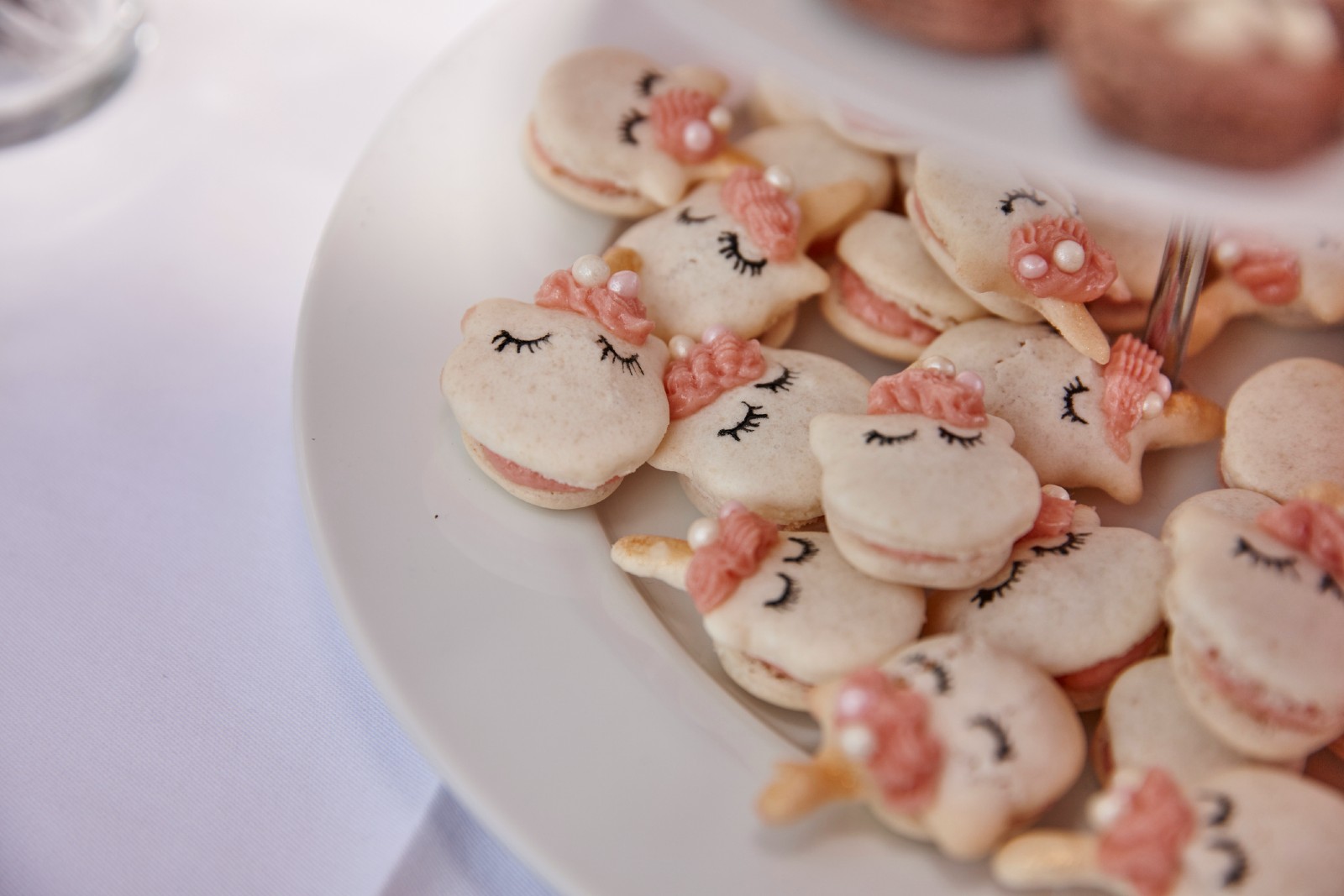 Einhorn-Kekse liegen auf einem Teller | Credit: iStock.com/saruservice