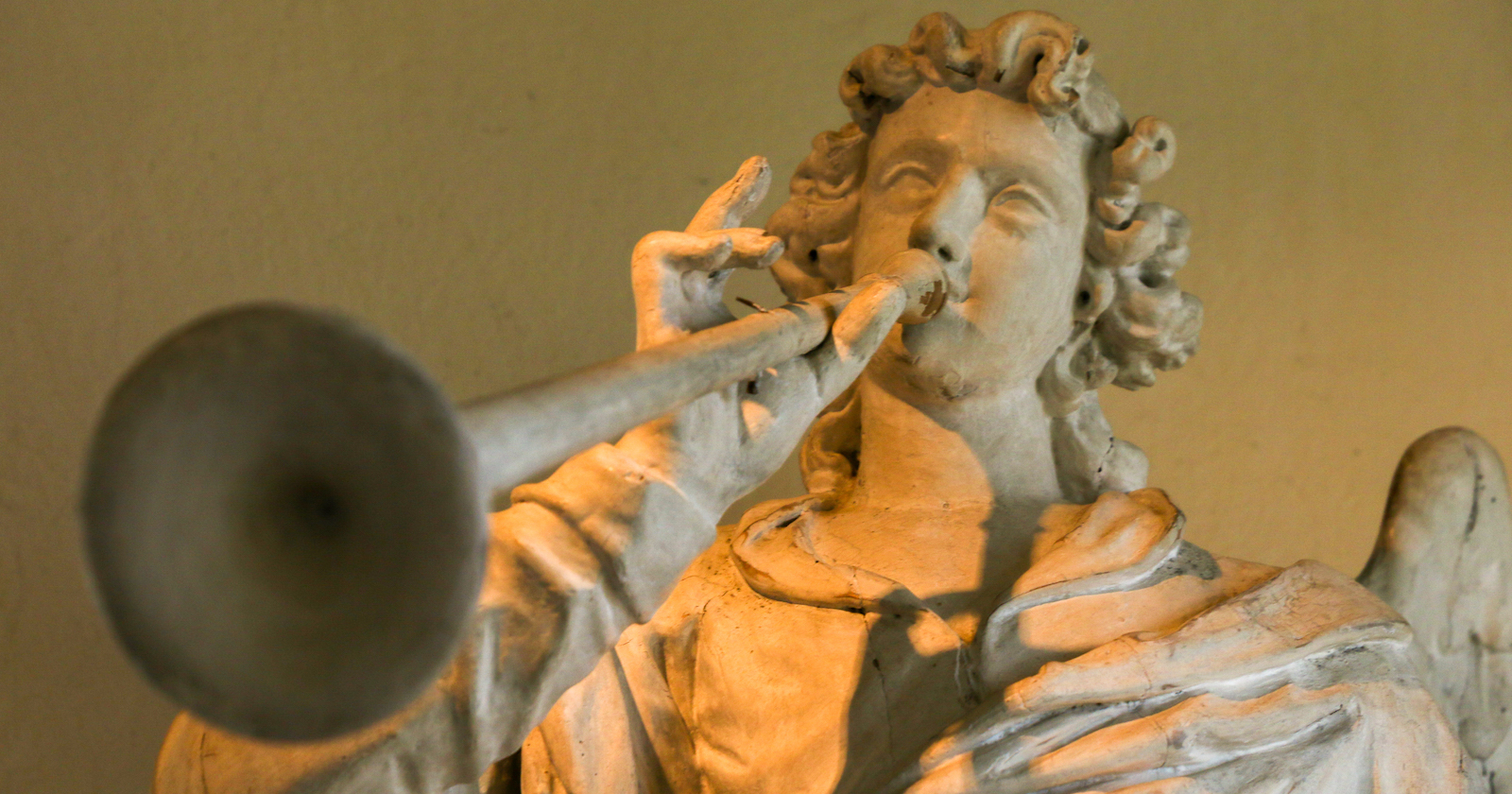 Engelfigur mit einer Posaune | Credit: iStock.com/mediartist Matthias Schloenvogt