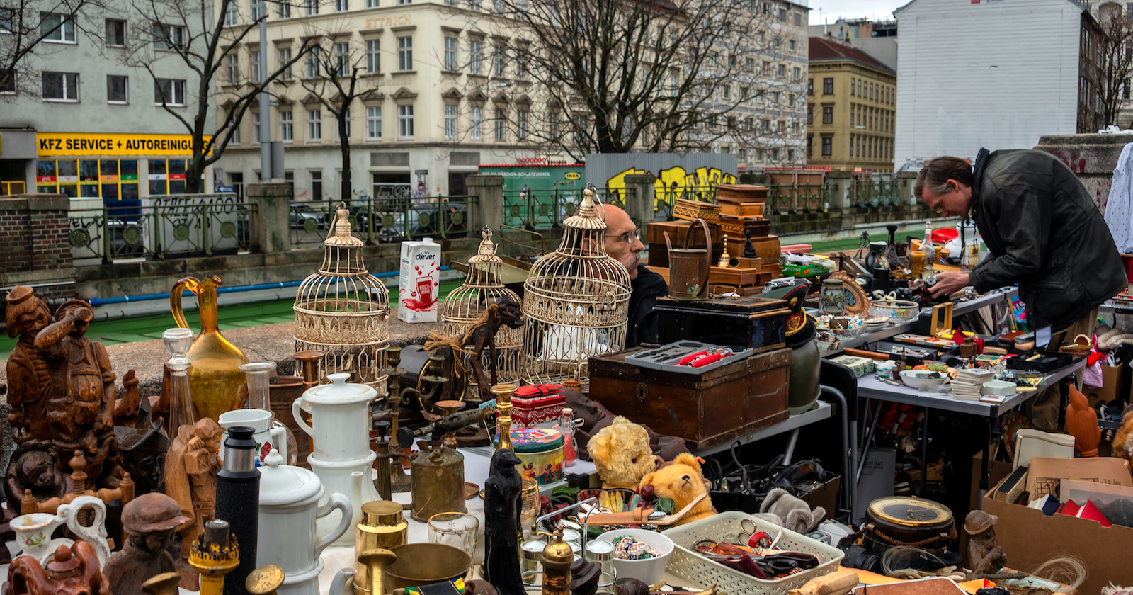 Mann stöbert am Flohmarkt | Credit: iStock.com/FotoGablitz