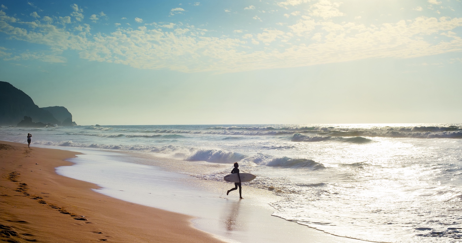 Strand, Meer und Surfer in Portugal. | Credit: iStock.com/joyt