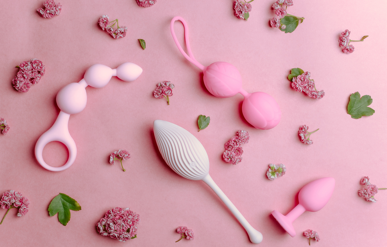 Sexspielzeug auf einem rosa Hintergrund