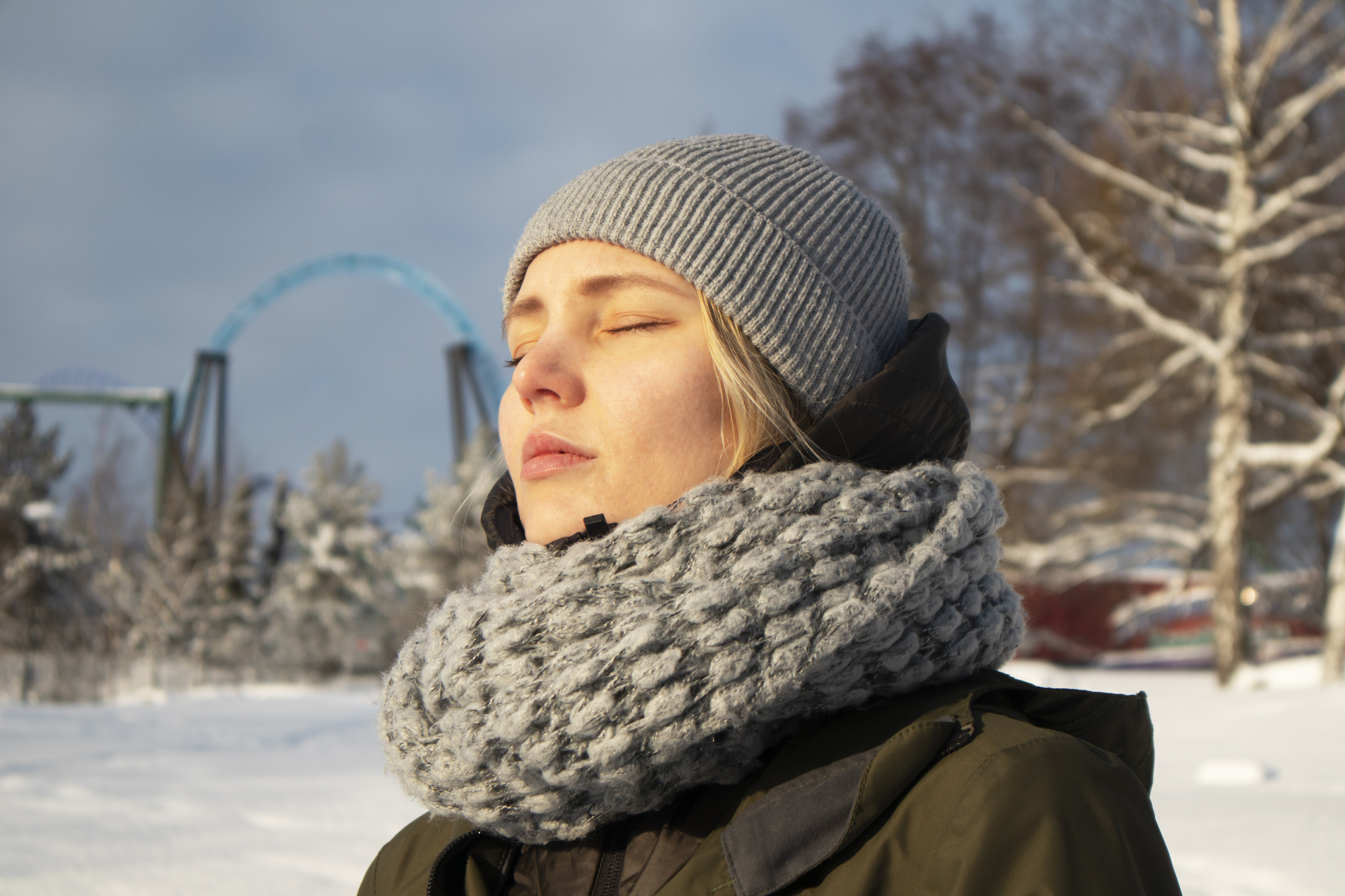 Sonnenstrahlen auf der Gesichtshaut im Winter