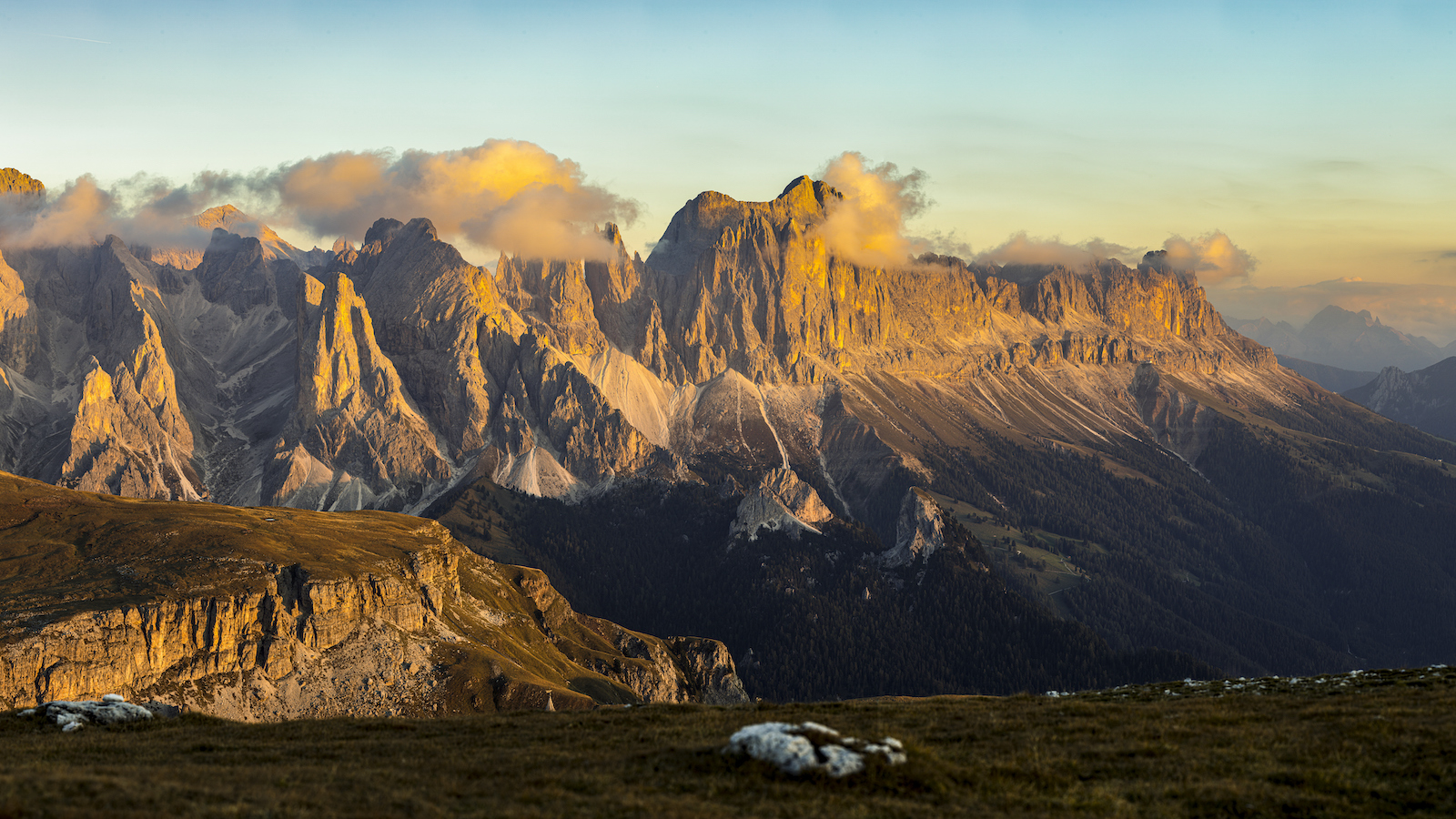 Panorama vom Latemar-Gebirge bei Sonnenuntergang. | Credit: iStock.com/Wolfgang Gafriller