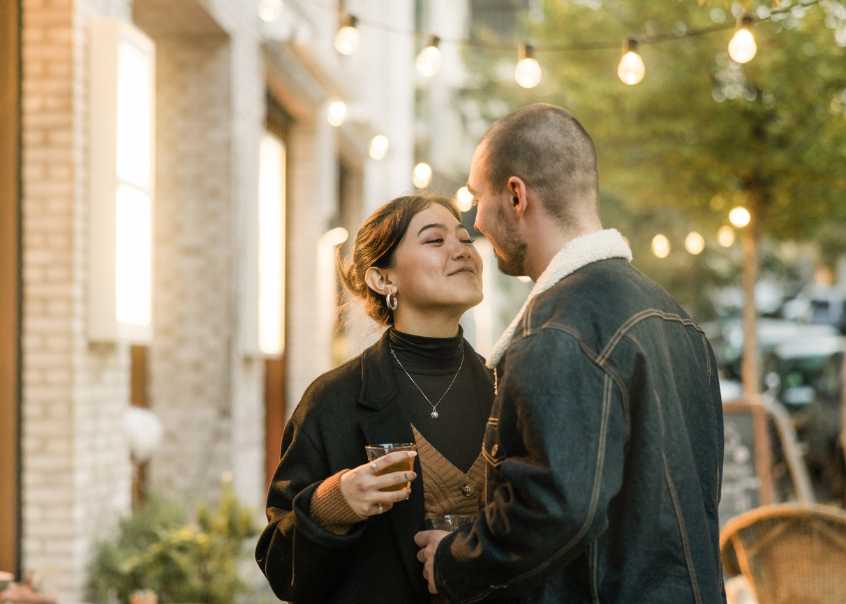 Frau und Mann sind auf einem Date