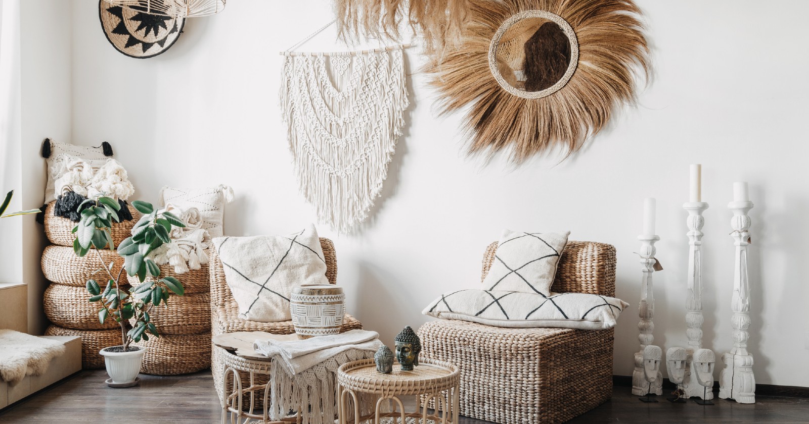 Ein Makramee-Wandanhänger hängt an einer weißen Wand | Credit: iStock.com/brizmaker