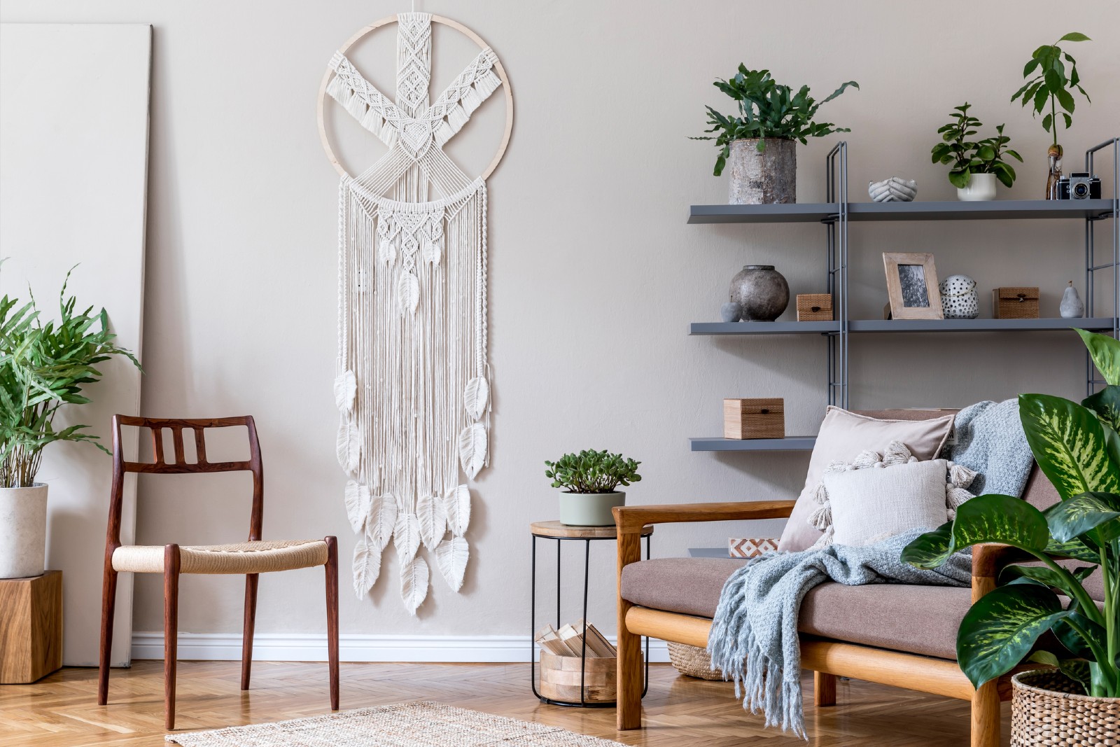 Ein großer Makramee-Traumfänger hängt an der Wand | Credit: iStock.com/FollowTheFlow