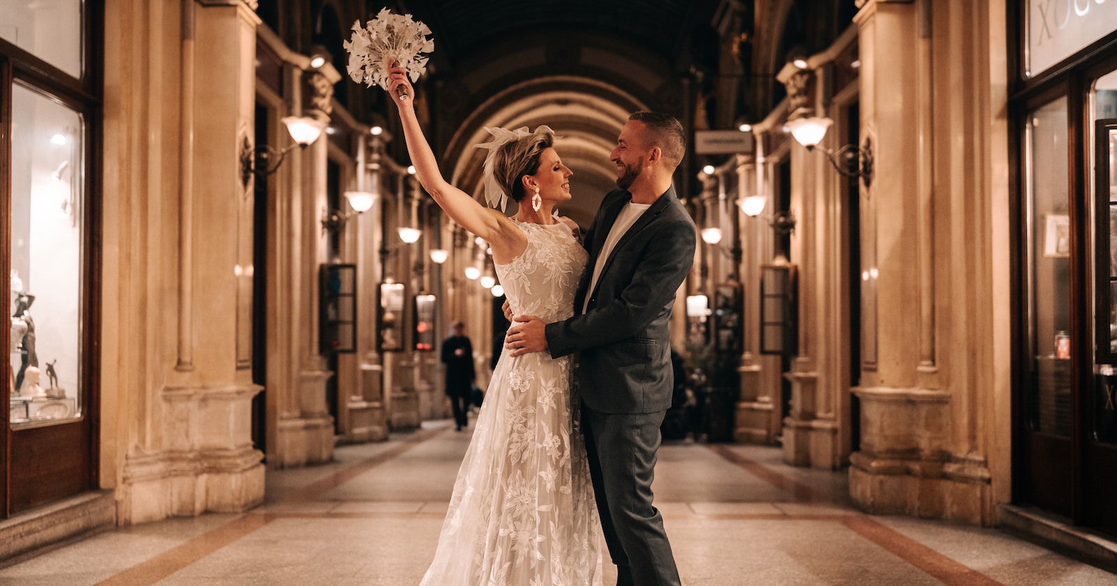 Bräutigam hält Braut mit Brautstrauß | Credit: Lukas Ackermann