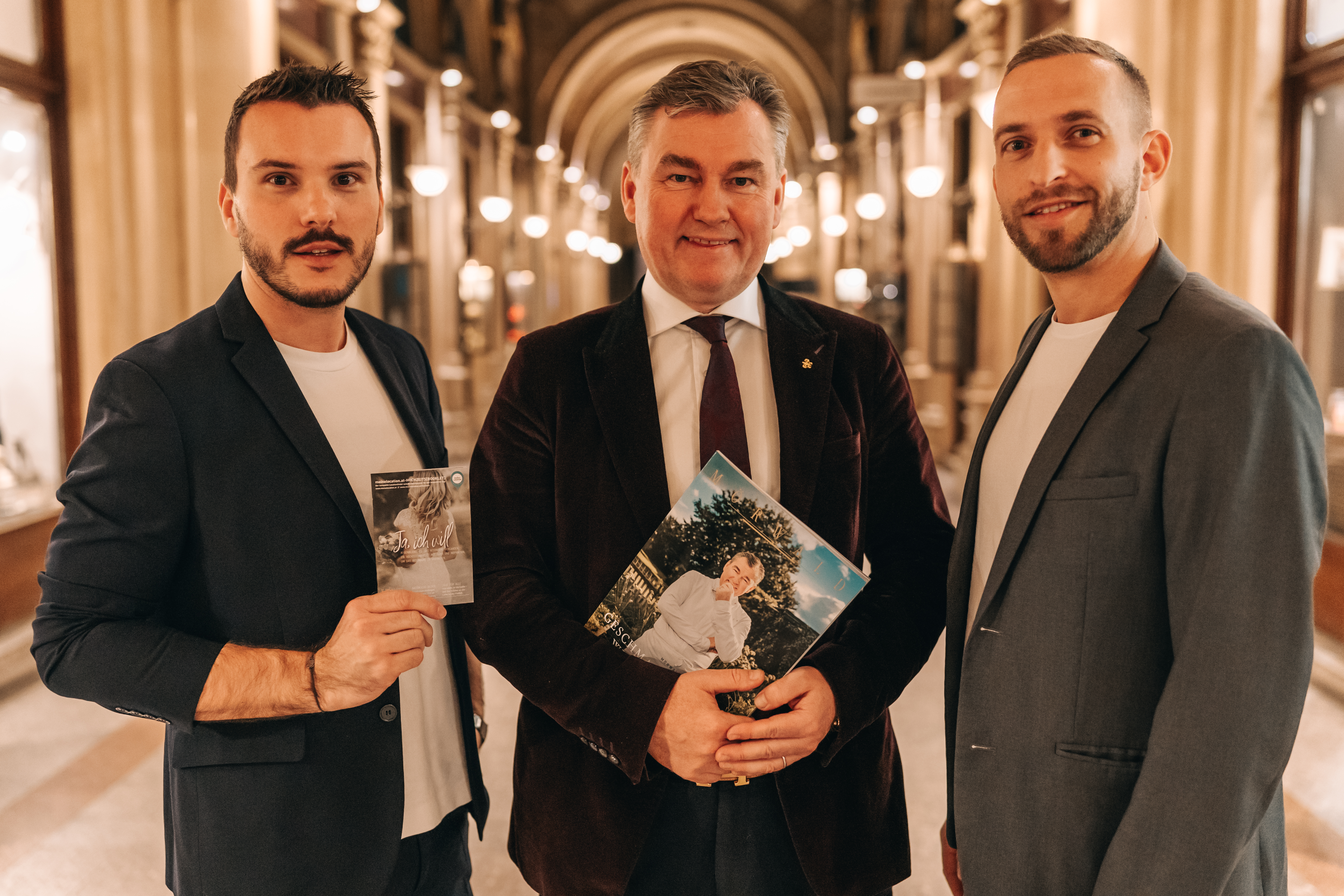 Drei Männer präsentieren Hochzeitsguide | Credit: Lukas Ackermann