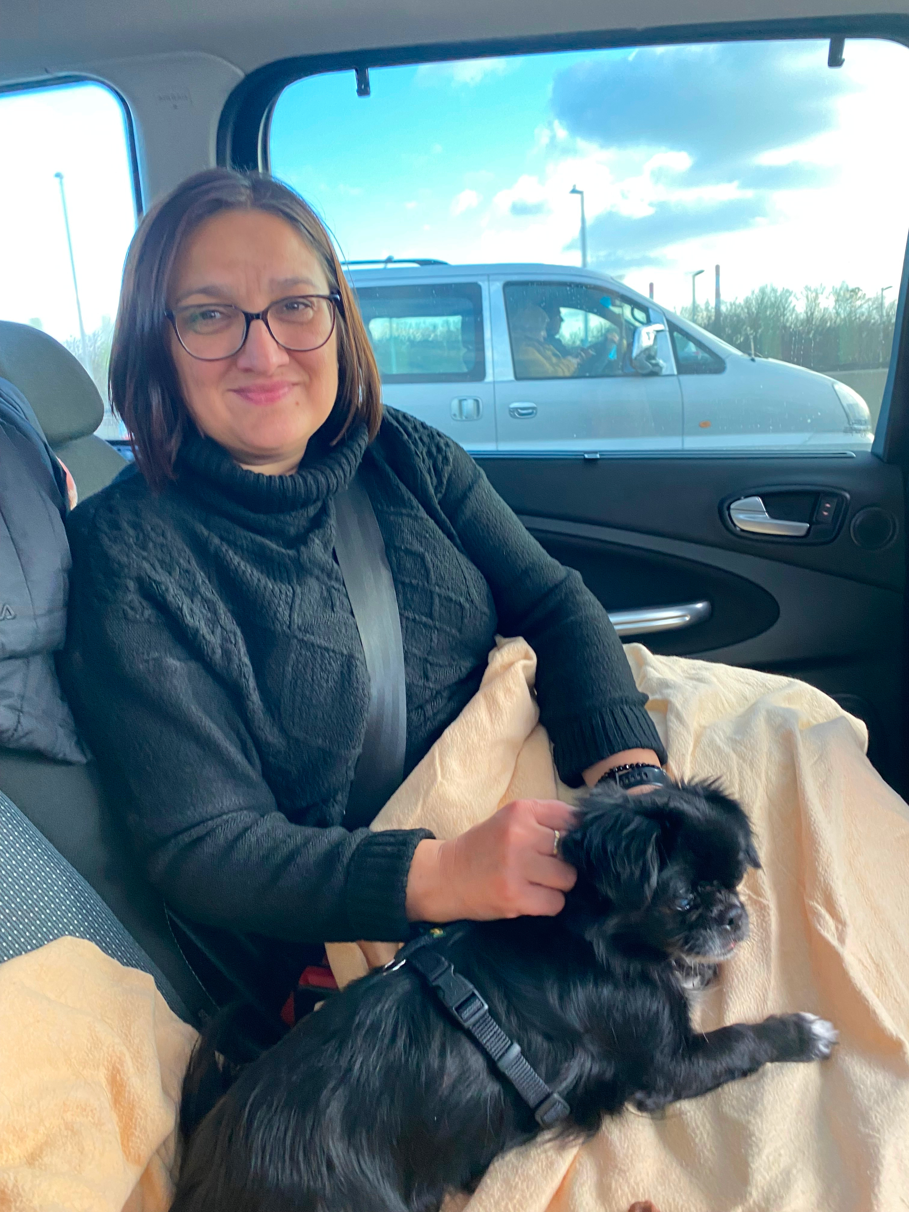 Hundedame Suzi und Frauchen Olgica im Auto | Credit: TierQuarTier Wien