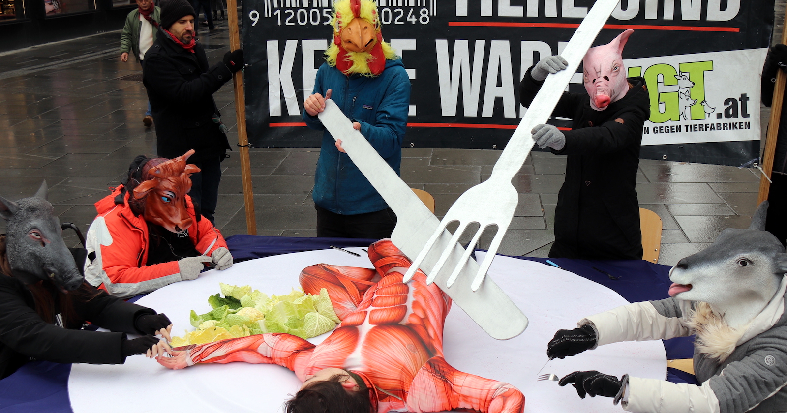 als Tiere verkleidete Menschen mit Messer und Gabel | Credit: VGT.at