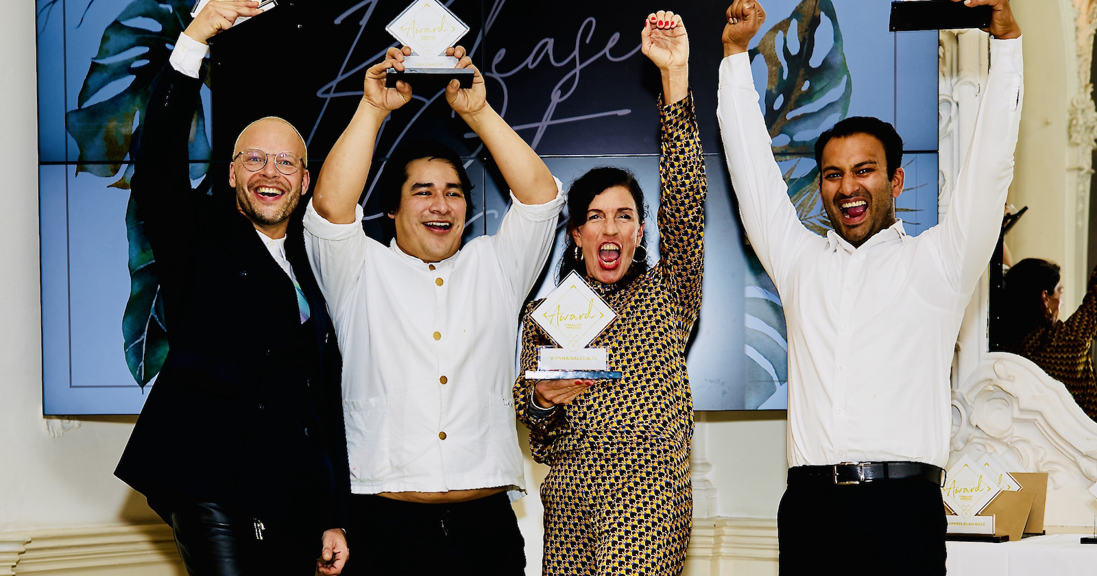 Die Wien-Sieger des WOW Location Award 2023 heben die Hände | Credit: Viennaballhaus