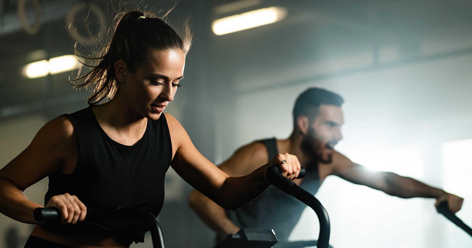 Frau und Mann beim gemeinsamen Training | Credit: iStock.com/Drazen Zigic