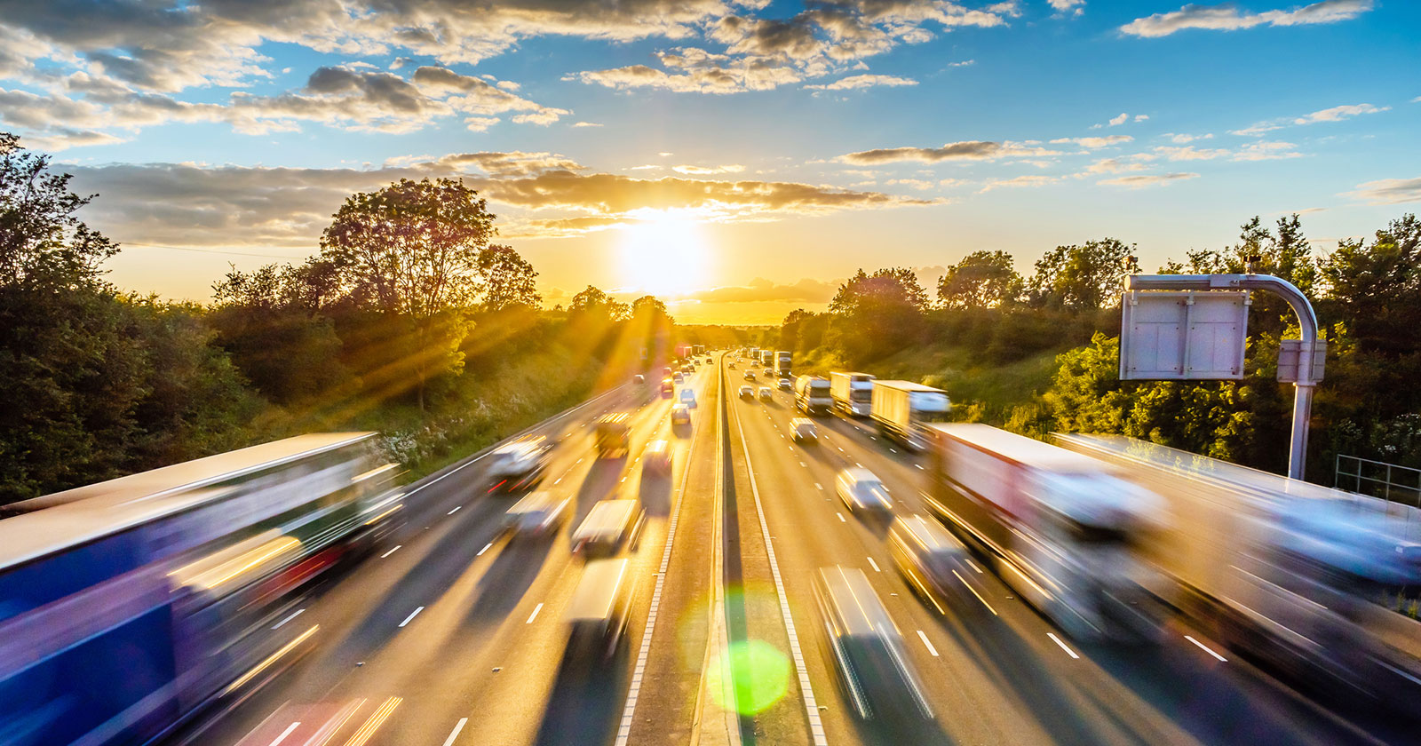 Stark befahrene Autobahn | Credit: iStock.com/yevtony