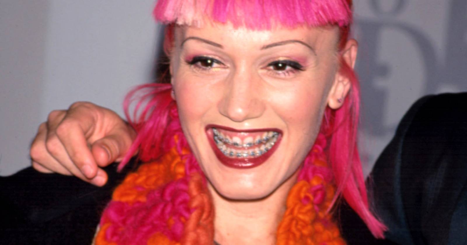 Gwen Stefani mit pinkfarbenen Haaren und Zahnspange | Credit: Sean Roberts / Everett Collection / picturedesk.com