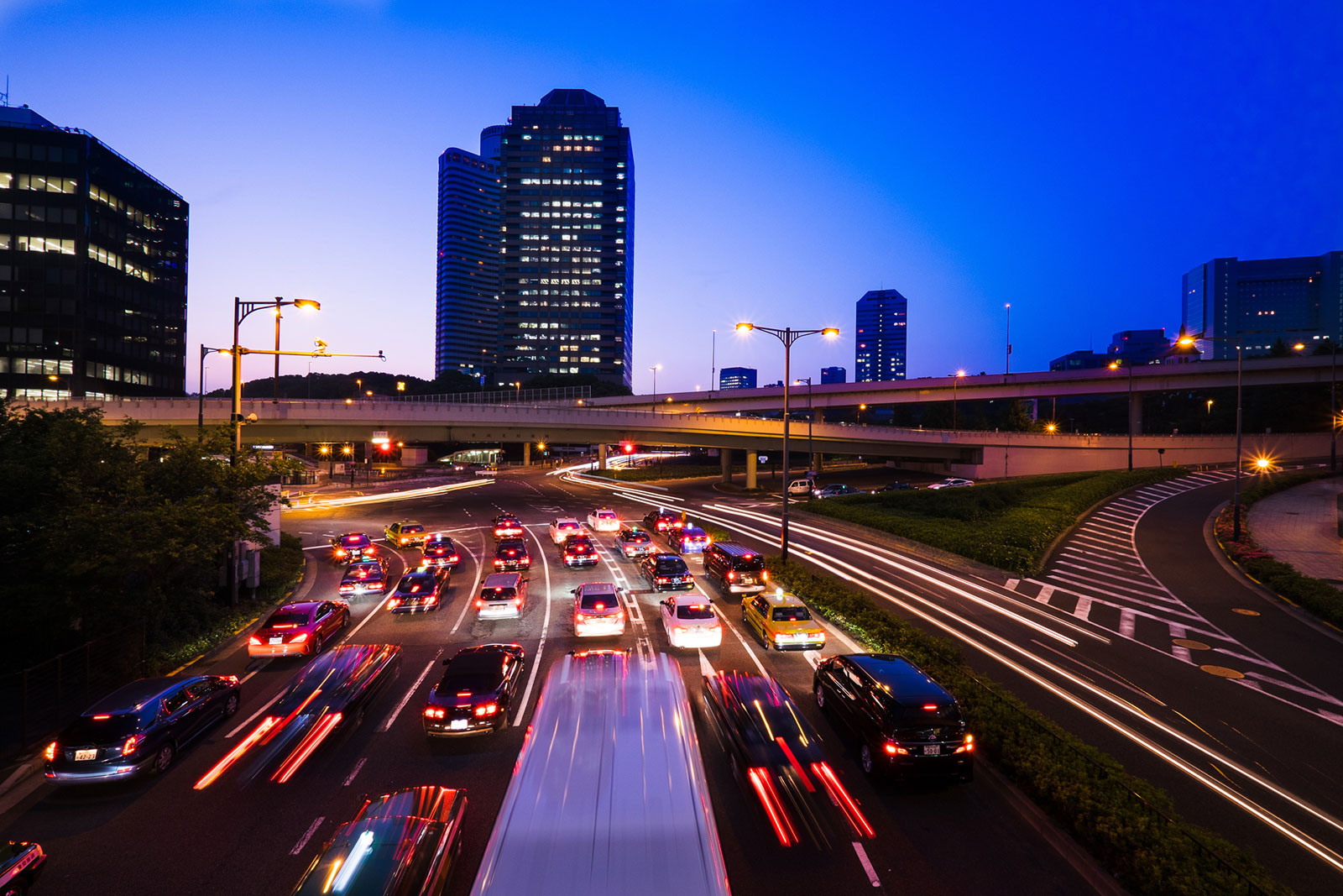 Ausfahrtsstraße in Tokio bei Nacht | Credit: iStock.com/Epsilon5th