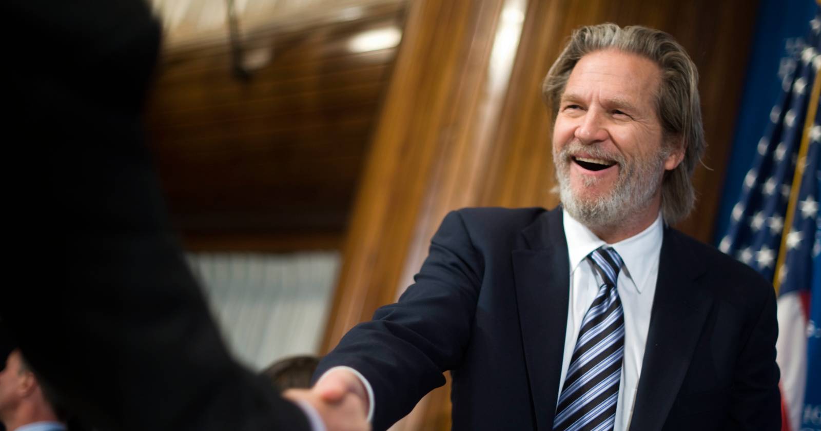 Jeff Bridges beim Handshake im Rahmen eines Presseempfangs | Credit: SHAWN THEW / EPA / picturedesk.com