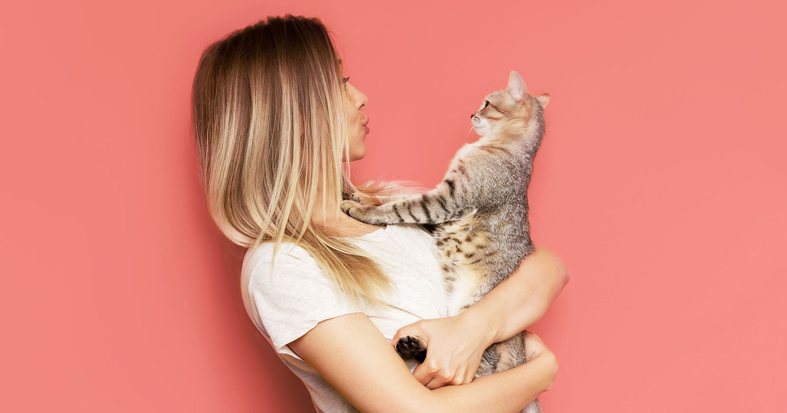 Junge Frau mit Katze auf dem Arm | Credit: iStock.com/Marina Demeshko