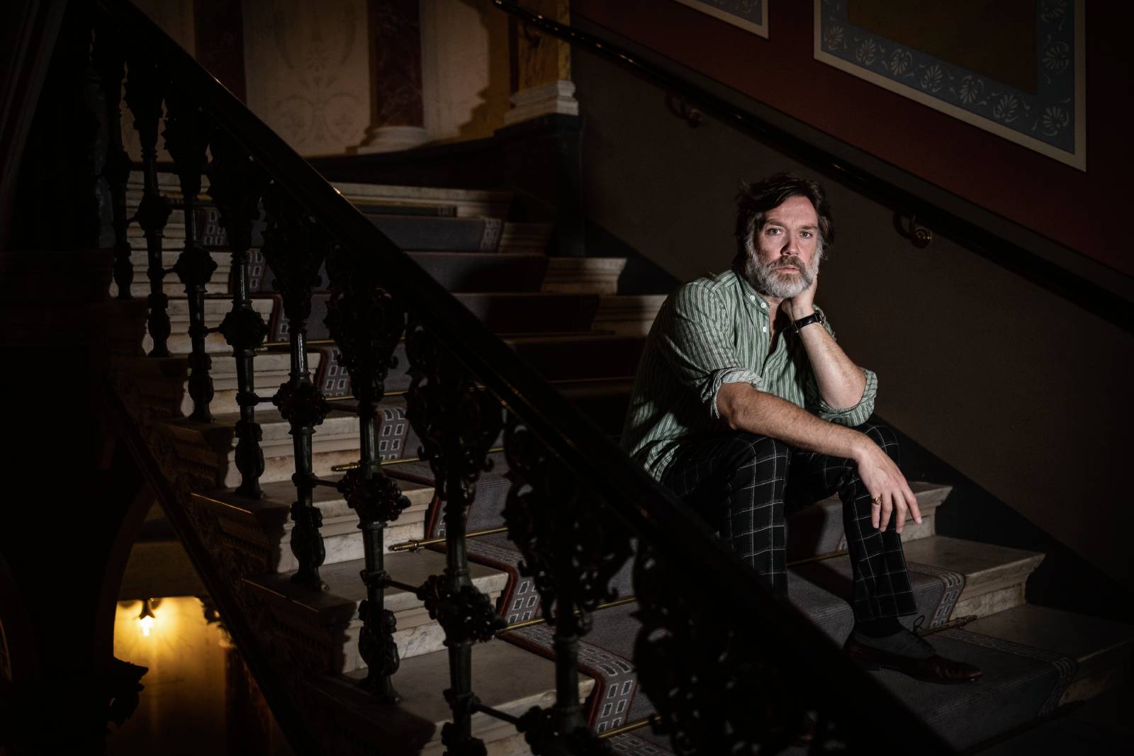 Rufus Wainwright sitzt im Dunkeln auf der Treppe eines alten Hauses | Credit: Beatrice Lundborg / Zuma / picturedesk.com