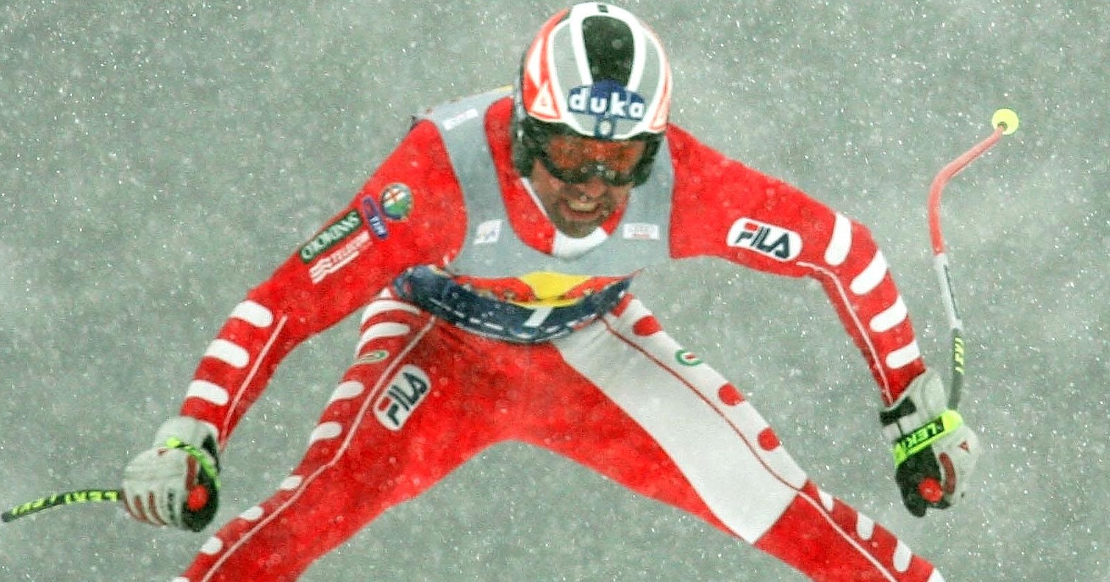 Skirennläufer Kristian Ghedina, der während des Zielsprungs der Abfahrt von Kitzbühel eine Grätsche vollführt